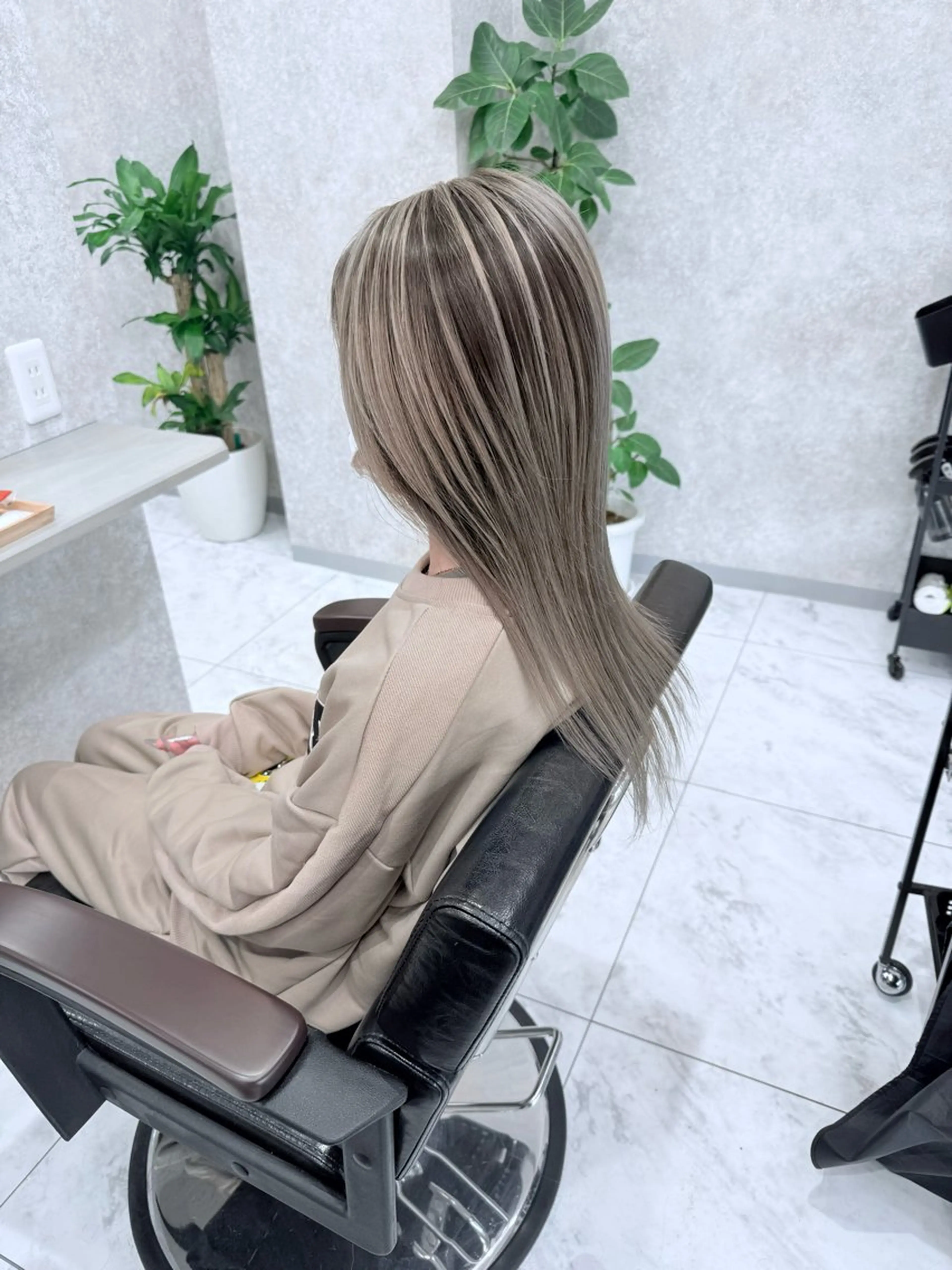 セミロング 髪質改善 ヘアカラー 🌈派手髪ハイトーン 🌈鈴木亮太🌈のヘアスタイル