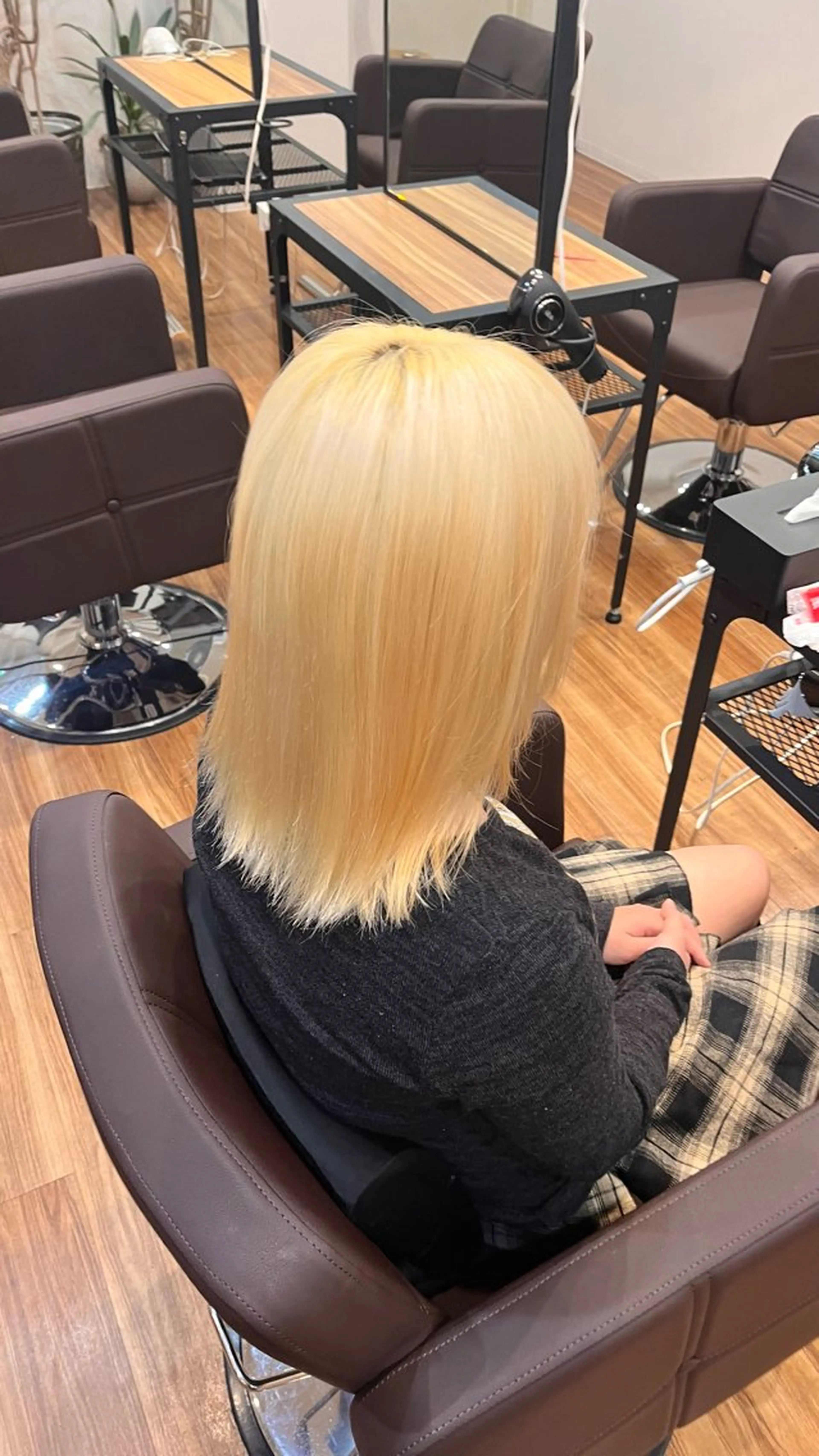 セミロング カラー ブリーチ 須佐美 悠仁のヘアスタイル