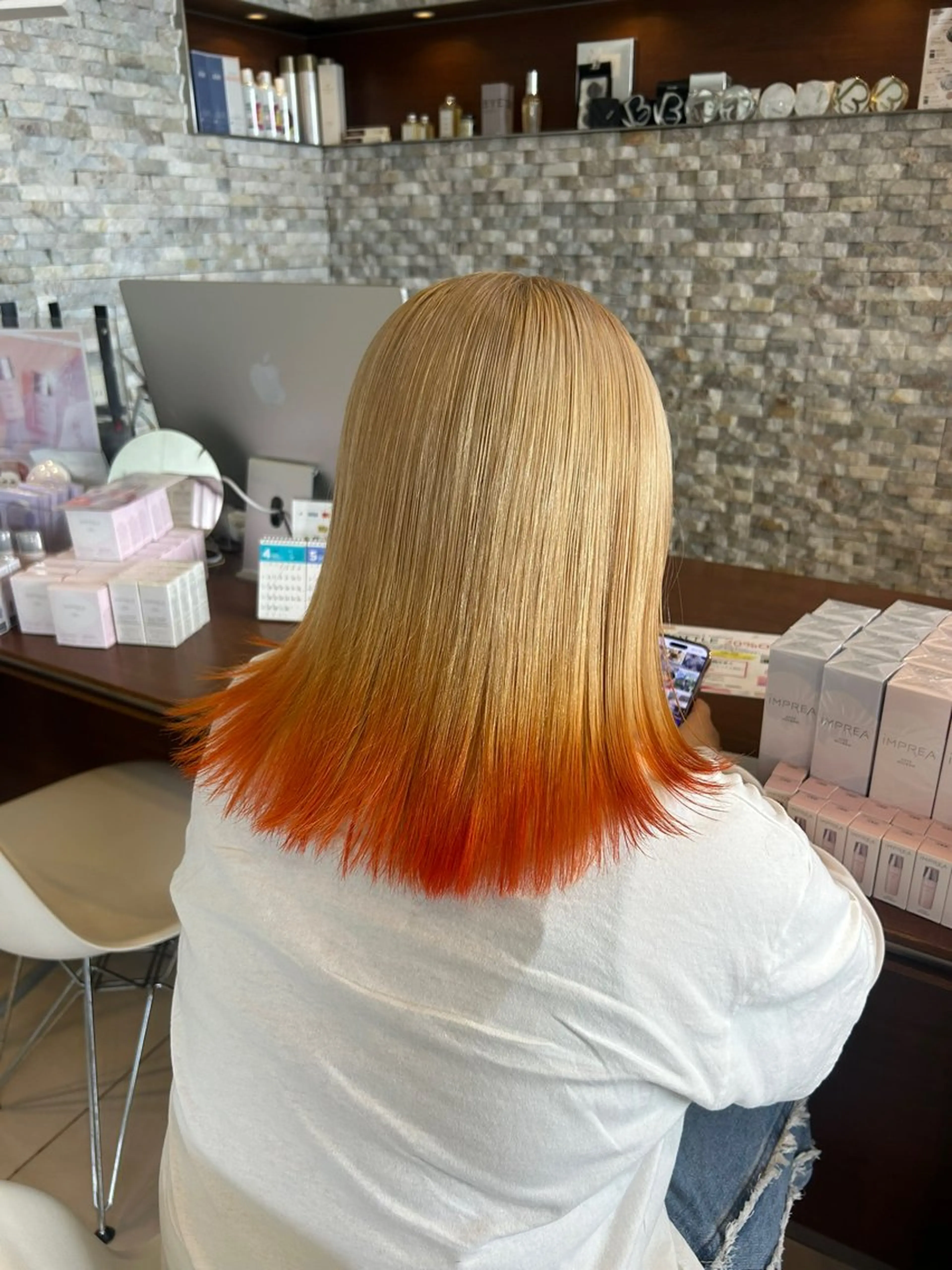 ミディアム カラー 丸山 莉世のヘアスタイル