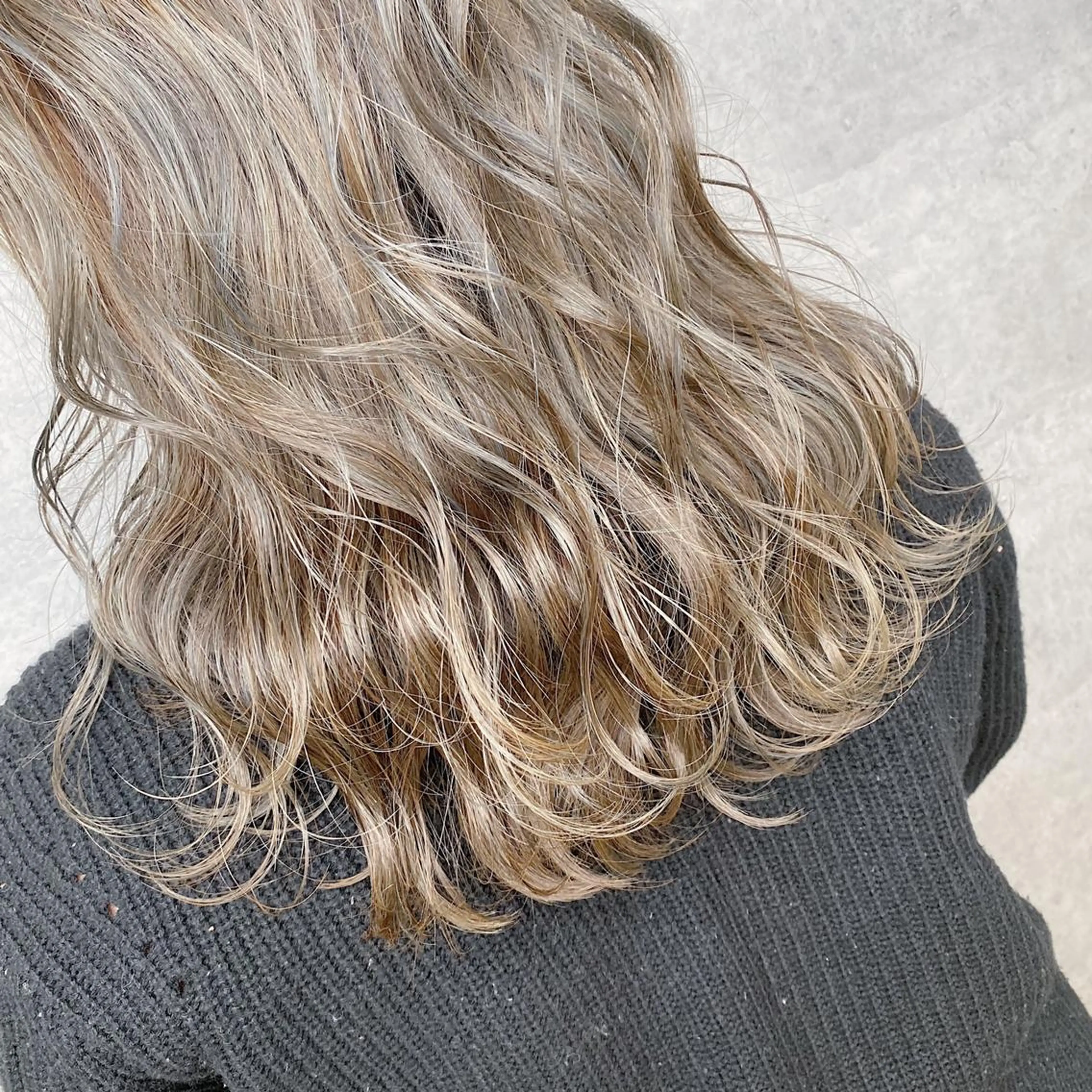 セミロング カラー _WHITE 天王寺のヘアスタイル