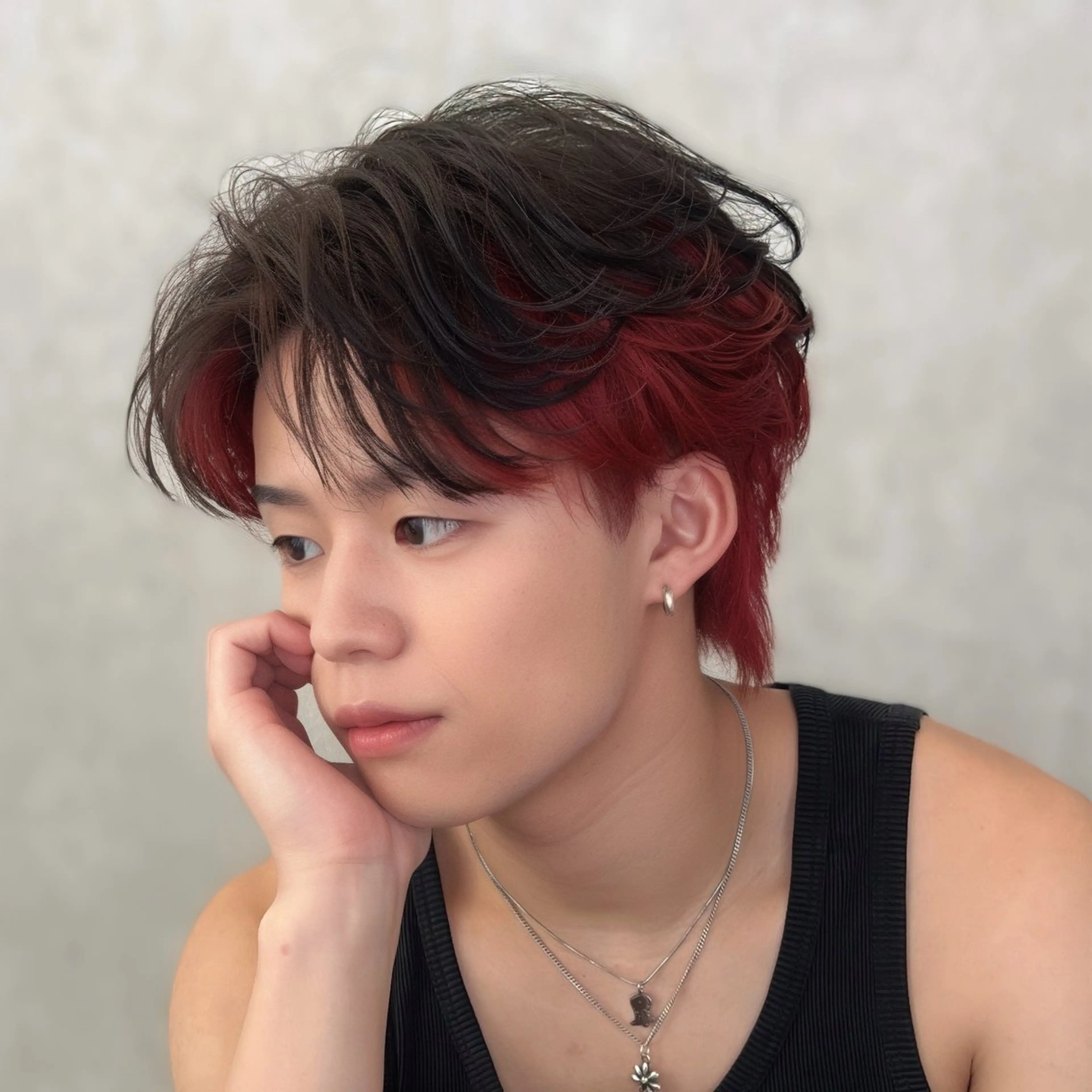 ミディアム メンズ センターパート メンズインナーカラー カット ヘアカラー フェザー/ゆるふわ パーマ/鐘ヶ江 航青のヘアスタイル