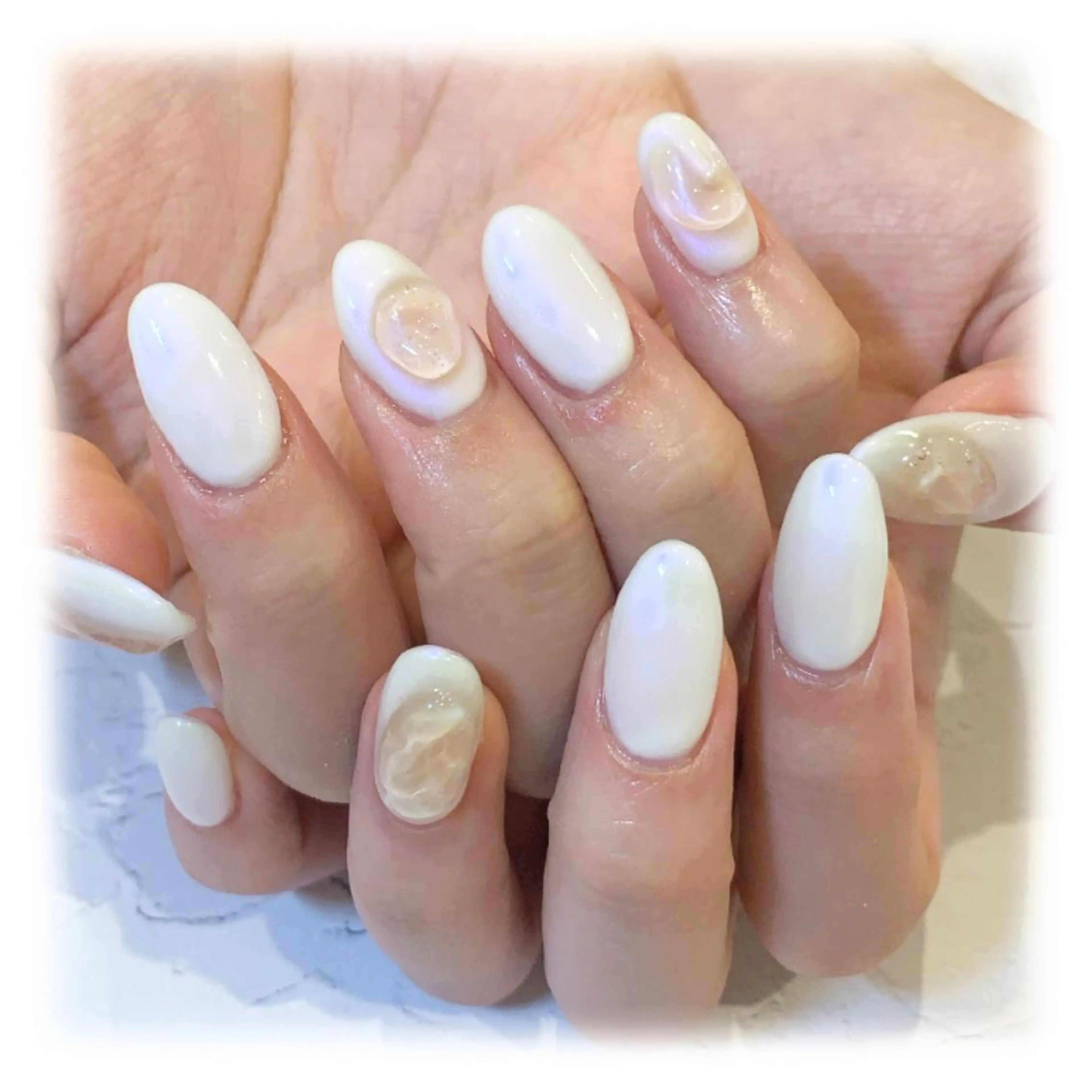 ネイル アートネイル オーロラネイル ニュアンスネイル ぷっくりネイル ホワイト ui nailのネイルデザイン