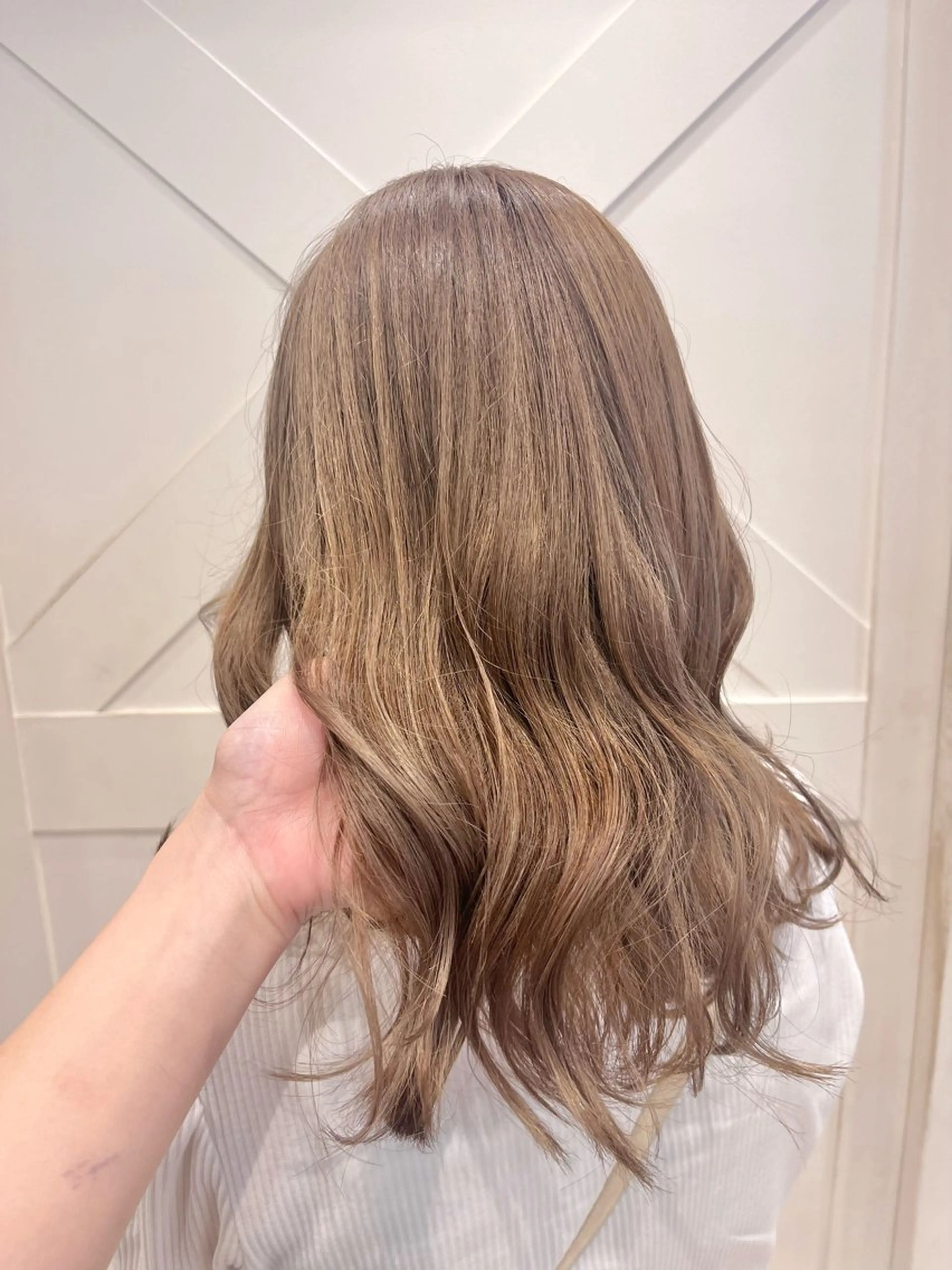 セミロング カラー ベージュカラー ブリーチ ハイトーンカラー ヘアカラー ハイトーンカラー シールエクステのヘアスタイル