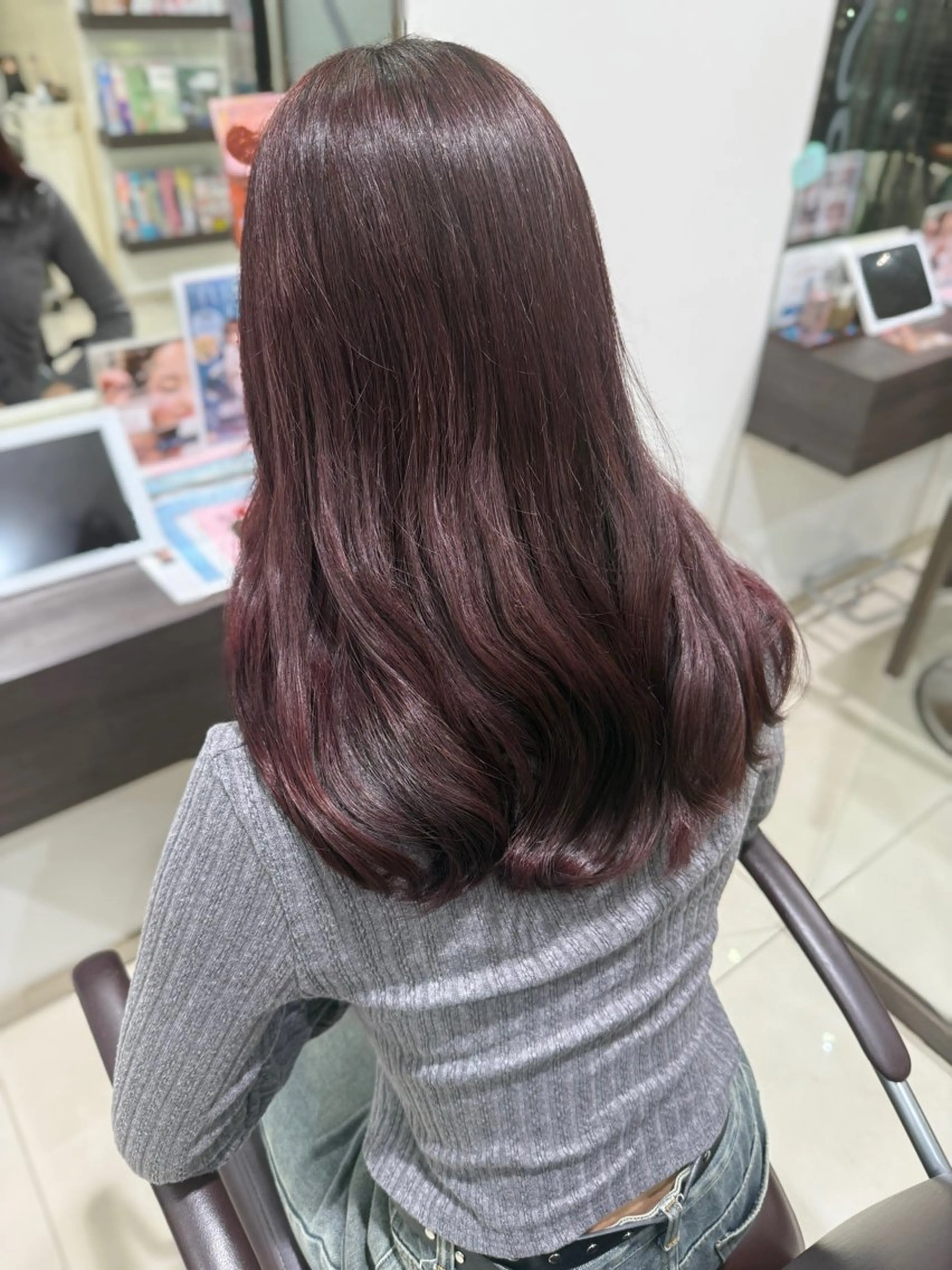 セミロング カラー カシス レッドカラー カット ヘアカラー KEEN.所属・KEEN.渋沢/ ブリーチ/みなのヘアスタイル