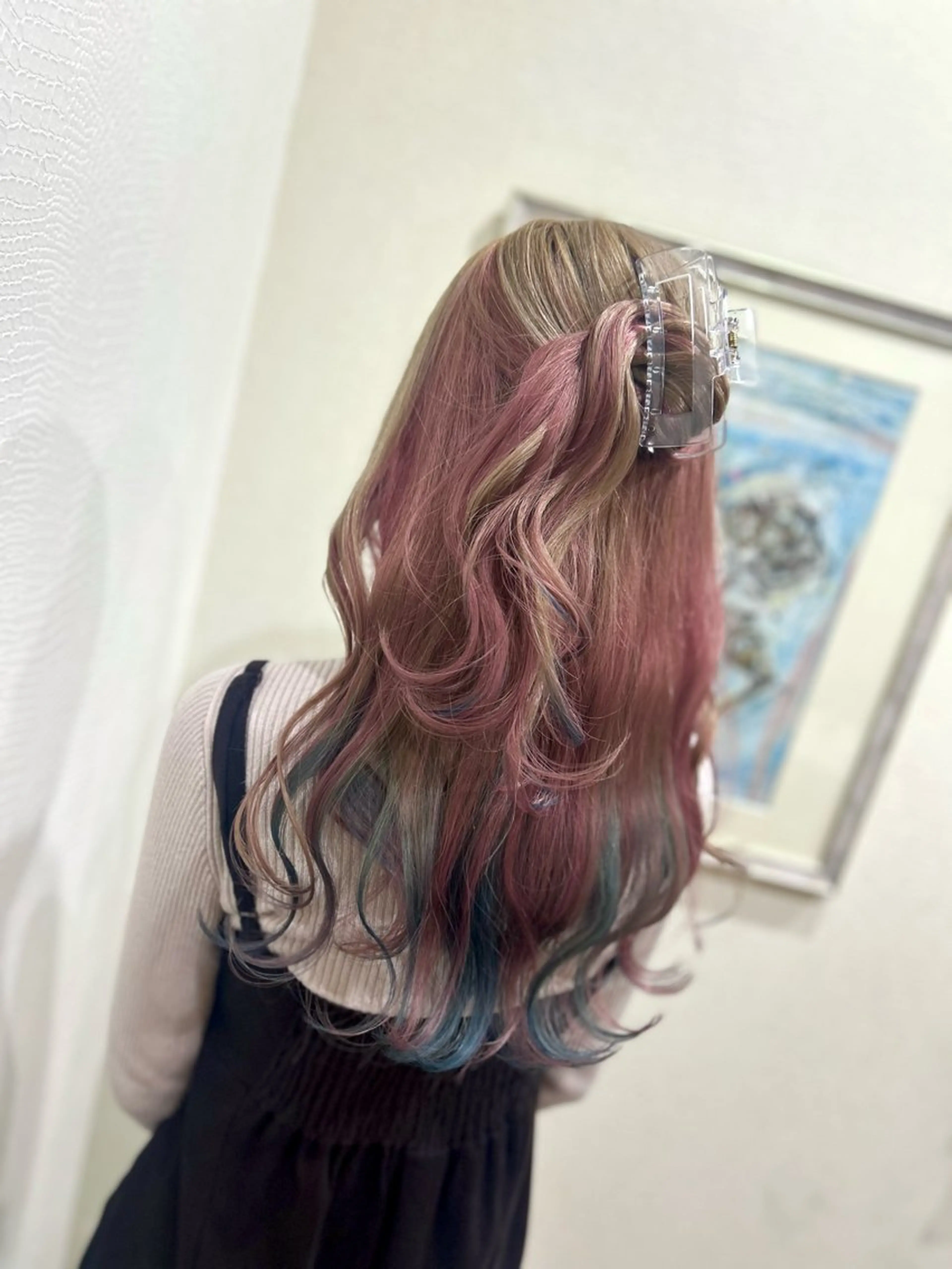 ロング カラー ブリーチ ブルーカラー ピンクカラー カット ヘアカラー Morpho Hair Product所属・井上 花音のヘアスタイル