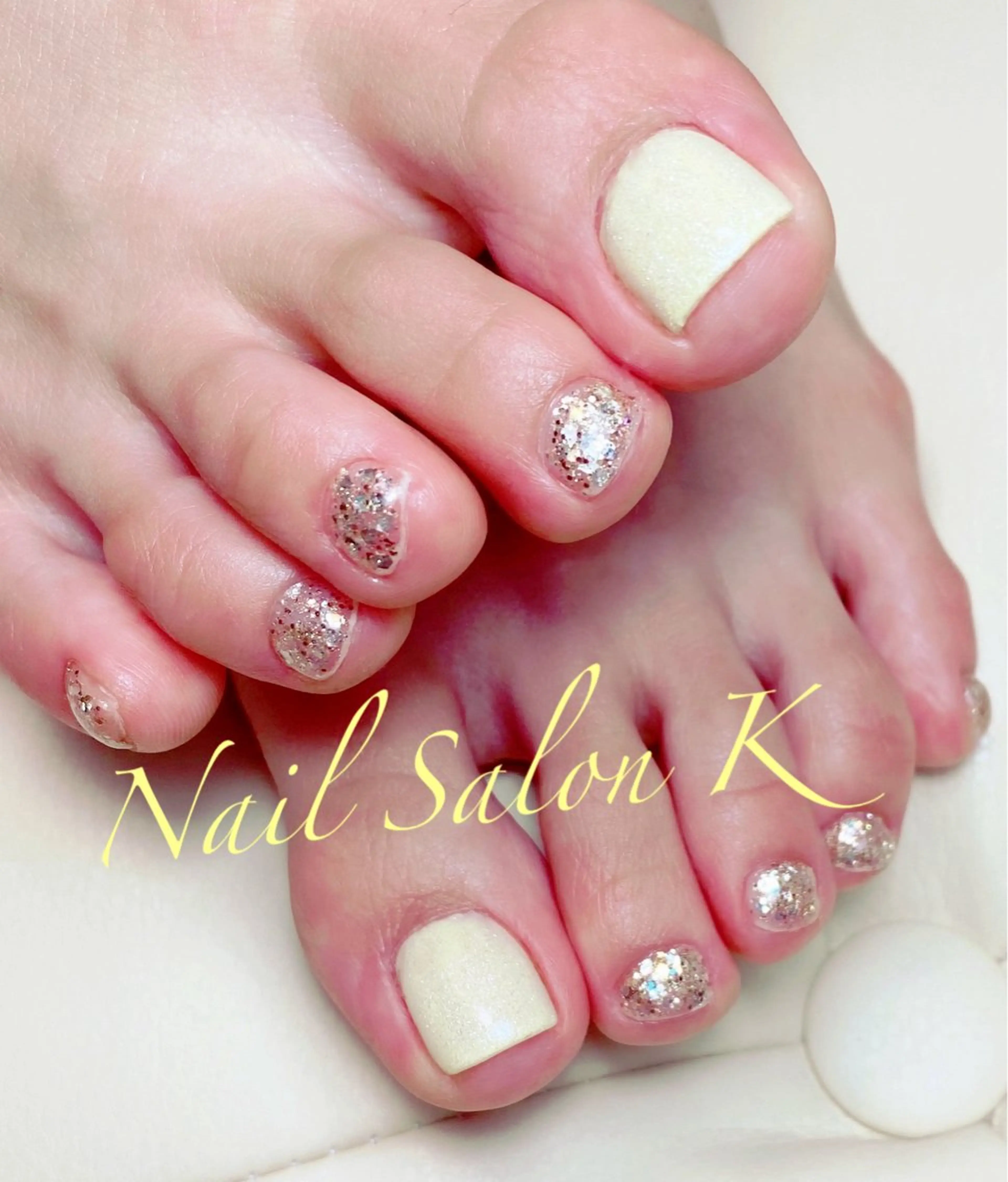 ネイル キラキラネイル ラメ(グリッター) 黄色 フットネイル Nail Salon K 🧸美爪育成のネイルデザイン