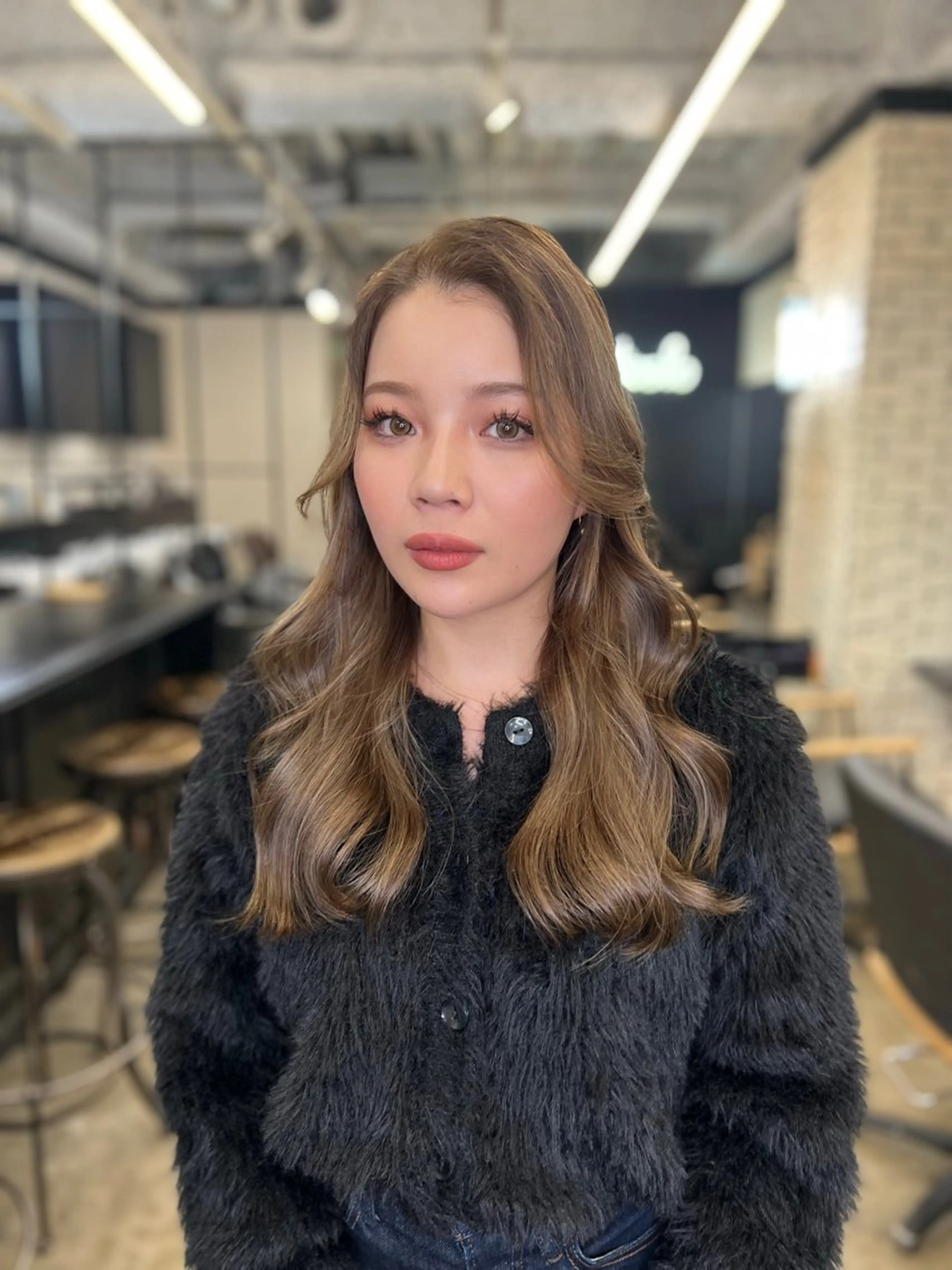 セミロング カラー くびれヘア 外国人風カラー レイヤーカット 🌟小顔レイヤー× 赤み消し透明感カラーのヘアスタイル