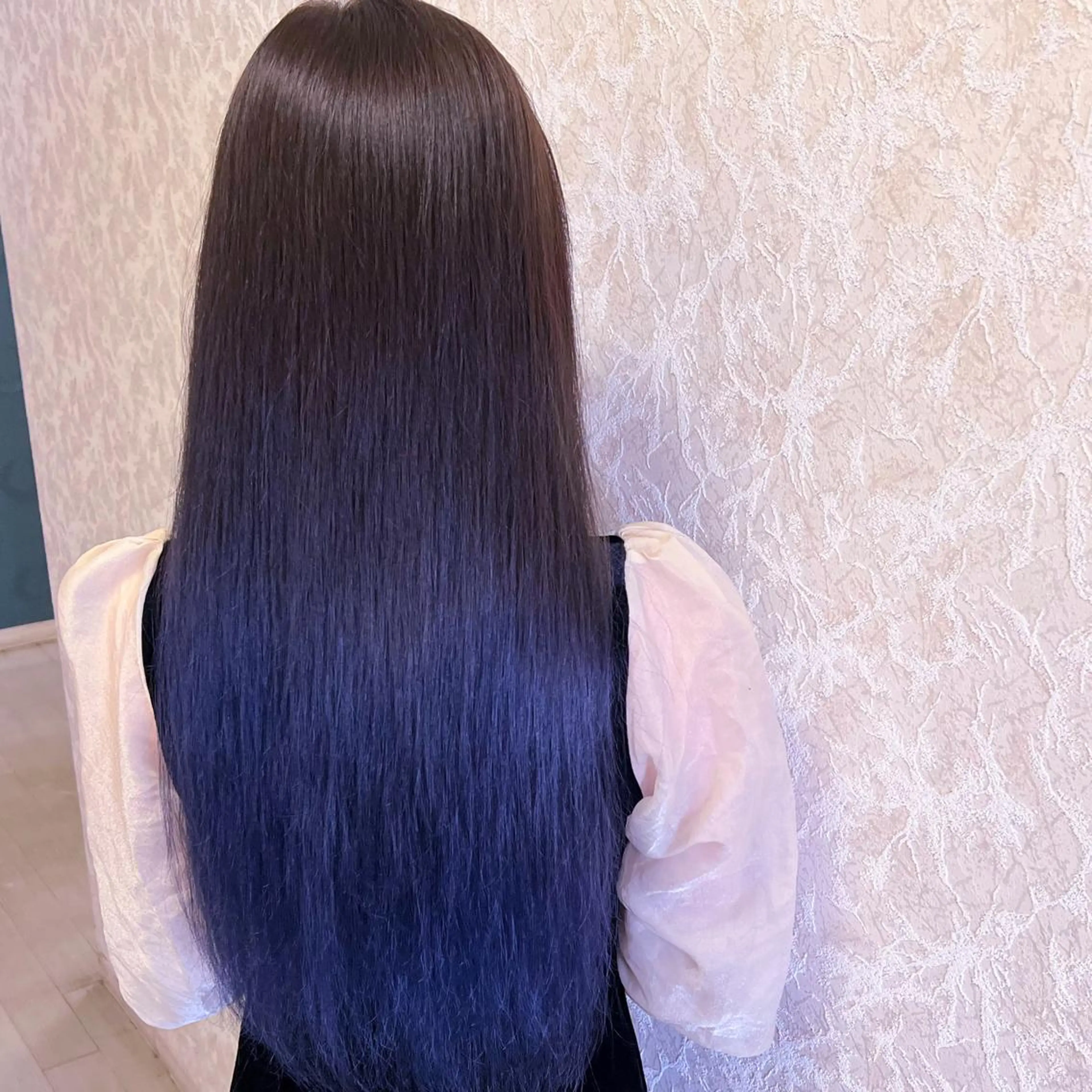 セミロング カラー アッシュ ブリーチ ブルーカラー ブルーアッシュ ケアブリーチ カット ヘアカラー トリートメント ブリーチ/髪質改善/ レイヤー/YUTO‎のヘアスタイル