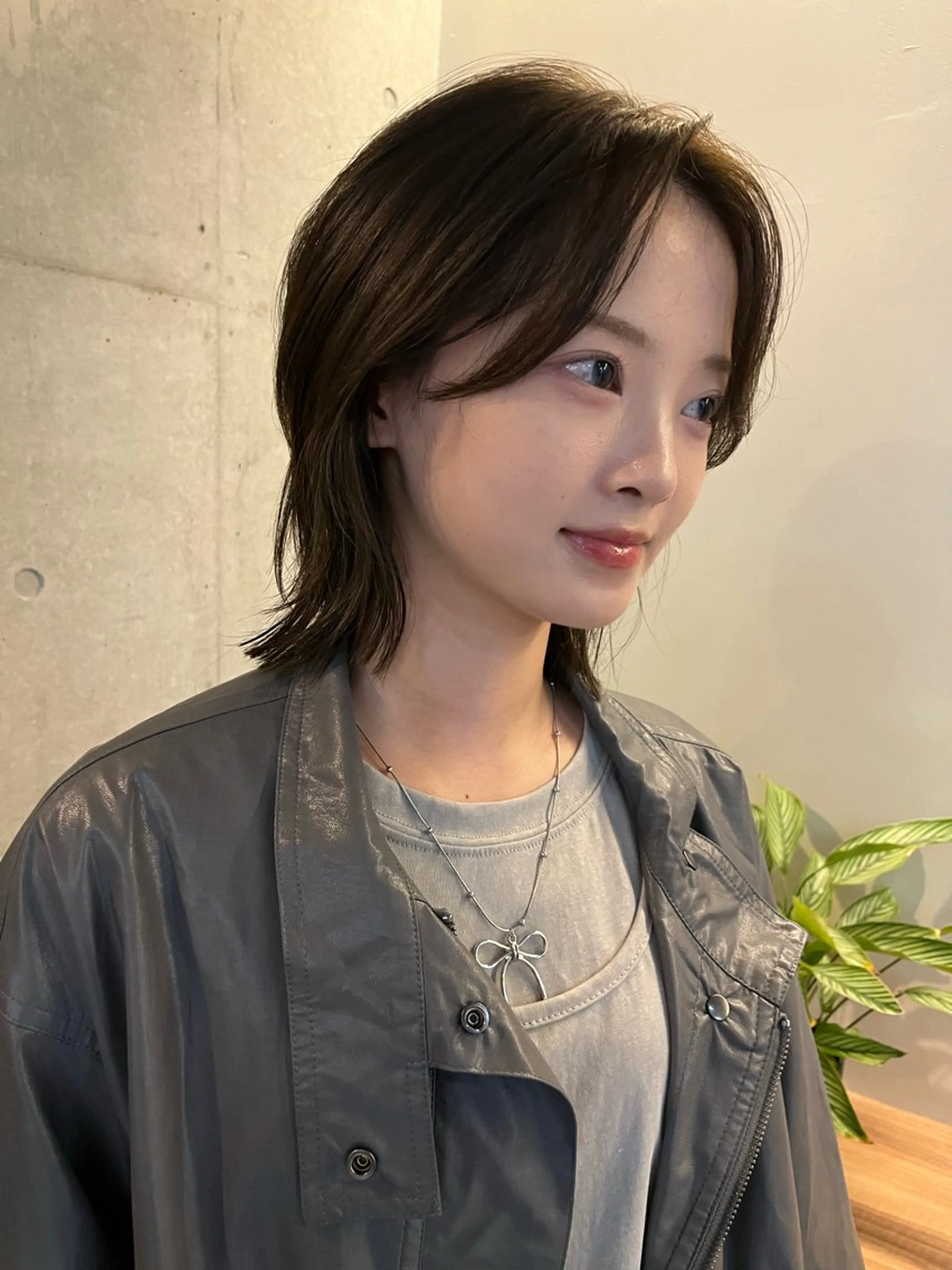 ミディアム ミディアムレイヤー かきあげバング レイヤーカット ウルフカット ウルフレイヤー カット ヘアカラー レイヤーカット\ウル フ　chinatsuのヘアスタイル