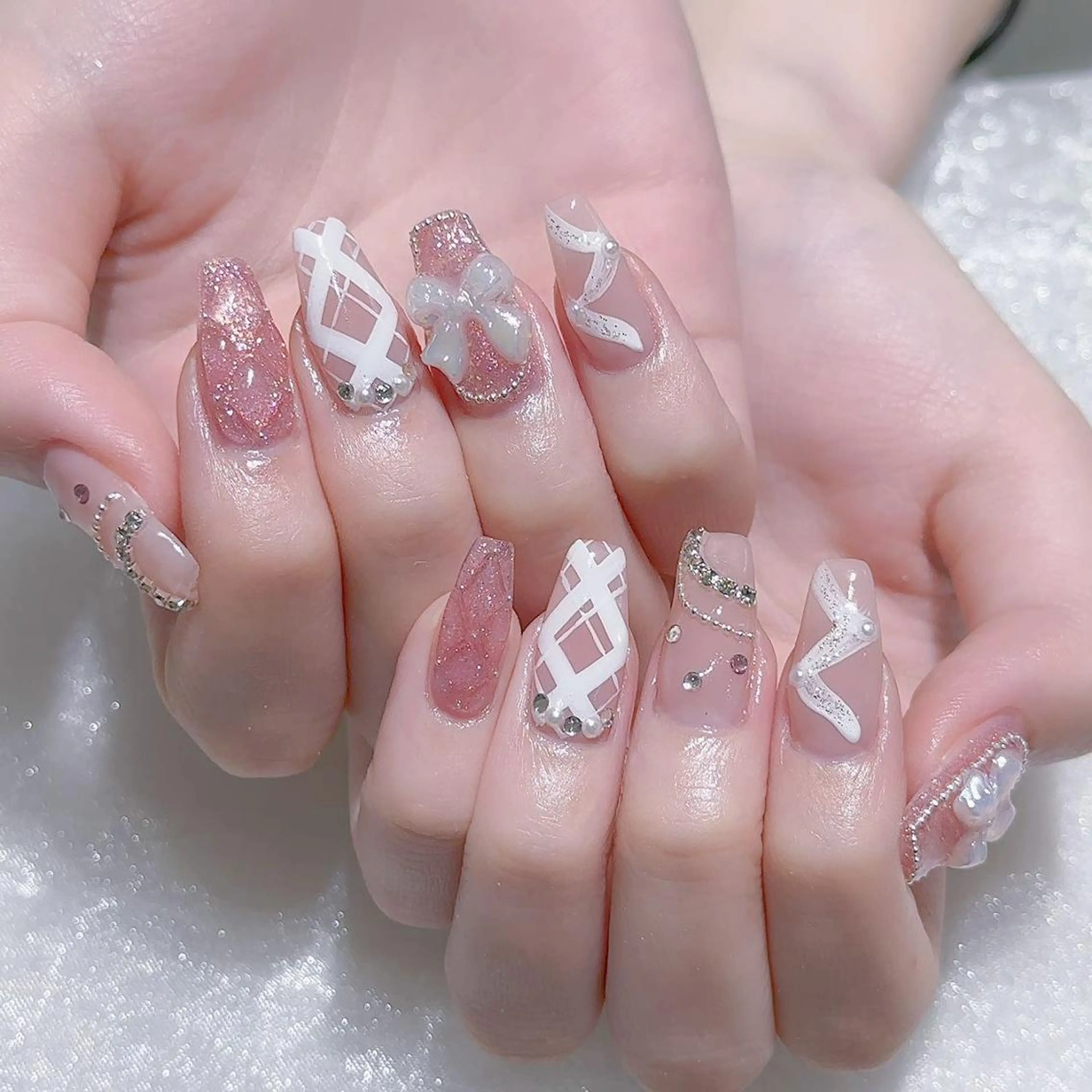 ネイル チークネイル ジェルネイル キラキラネイル マグネットネイル 持ち込み ハンドネイル Queen's ゆなのネイルデザイン