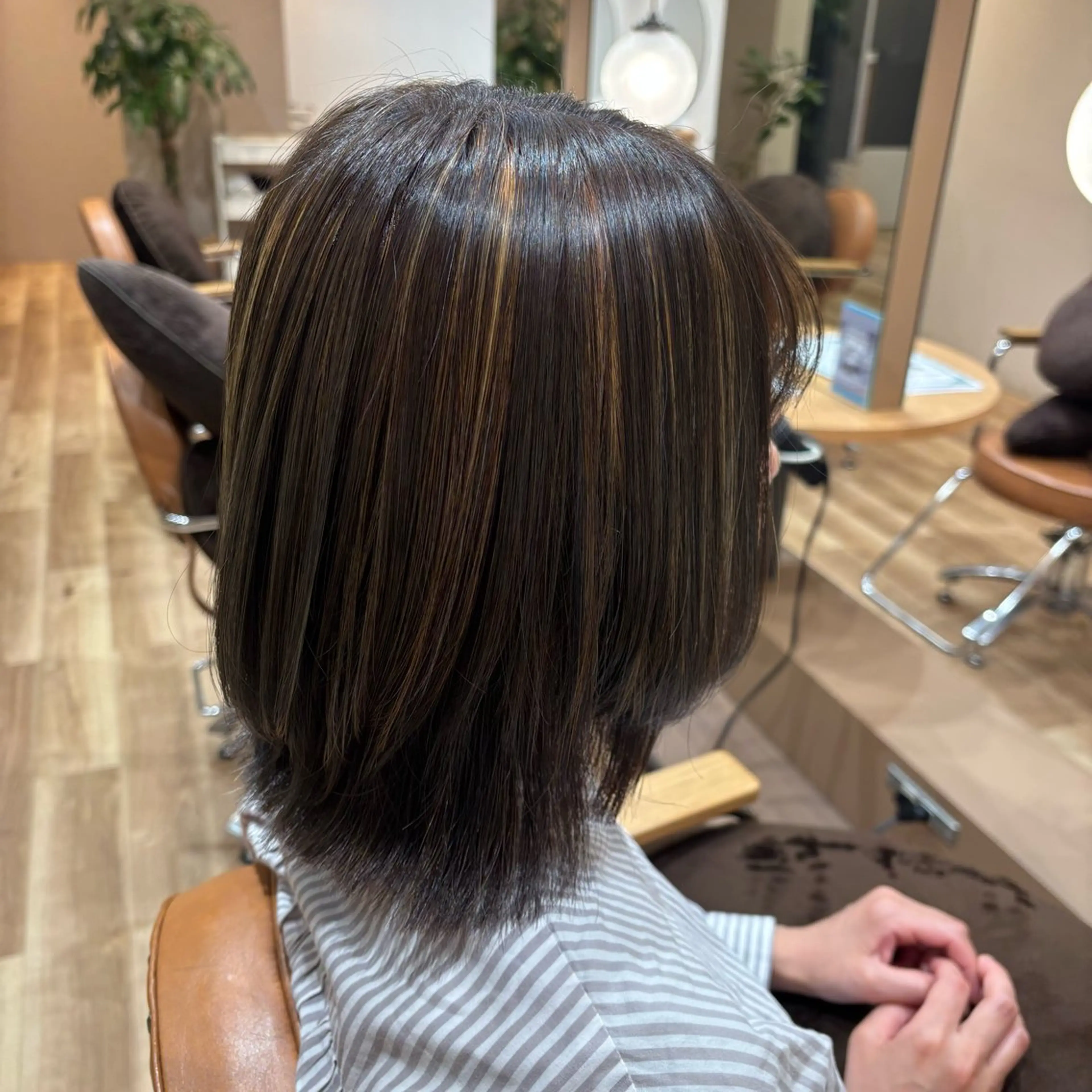 ミディアム ボブレイヤー ボブ くびれヘア ハイライト くびれレイヤー 小西 七菜子のヘアスタイル