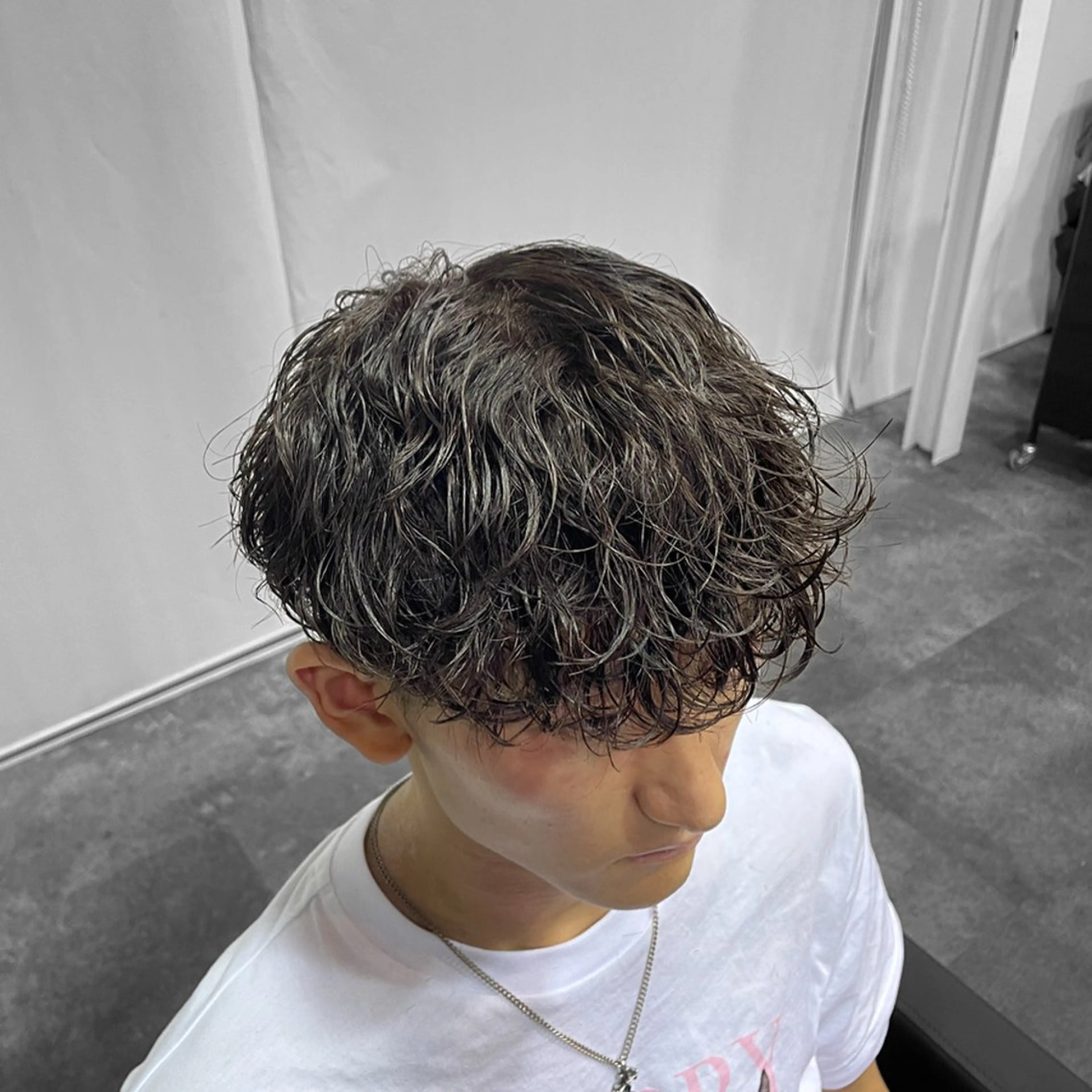 ミディアム パーマ メンズ ミディアムパーマ メンズパーマ 波巻きパーマ カット ヘアカラー パーマ 平井 芳琉のヘアスタイル