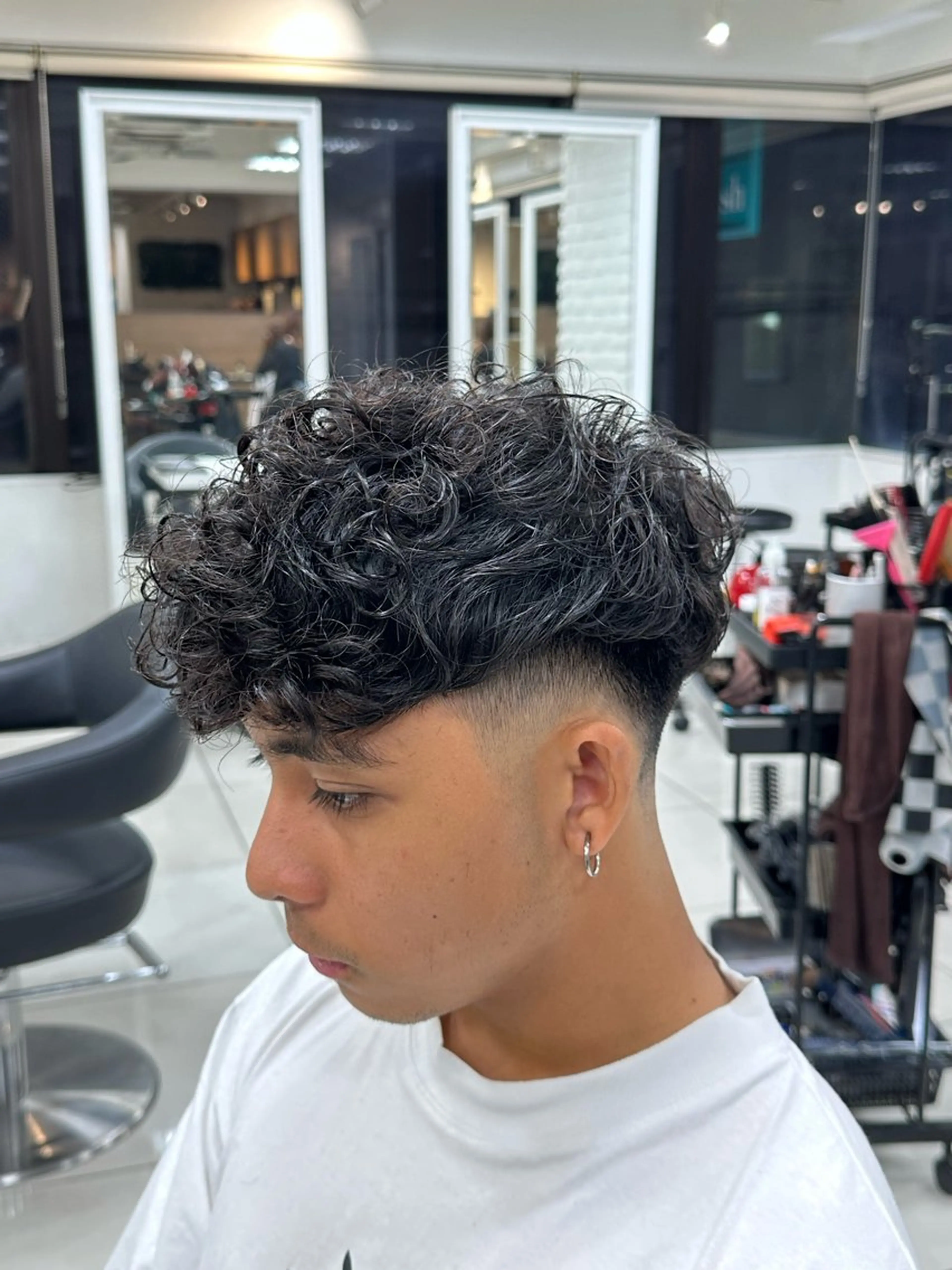 ショート パーマ メンズ フェードカット スペインカール 刈り上げ カット パーマ トリートメント フェザーパーマ職人 🪶ryosukeのヘアスタイル