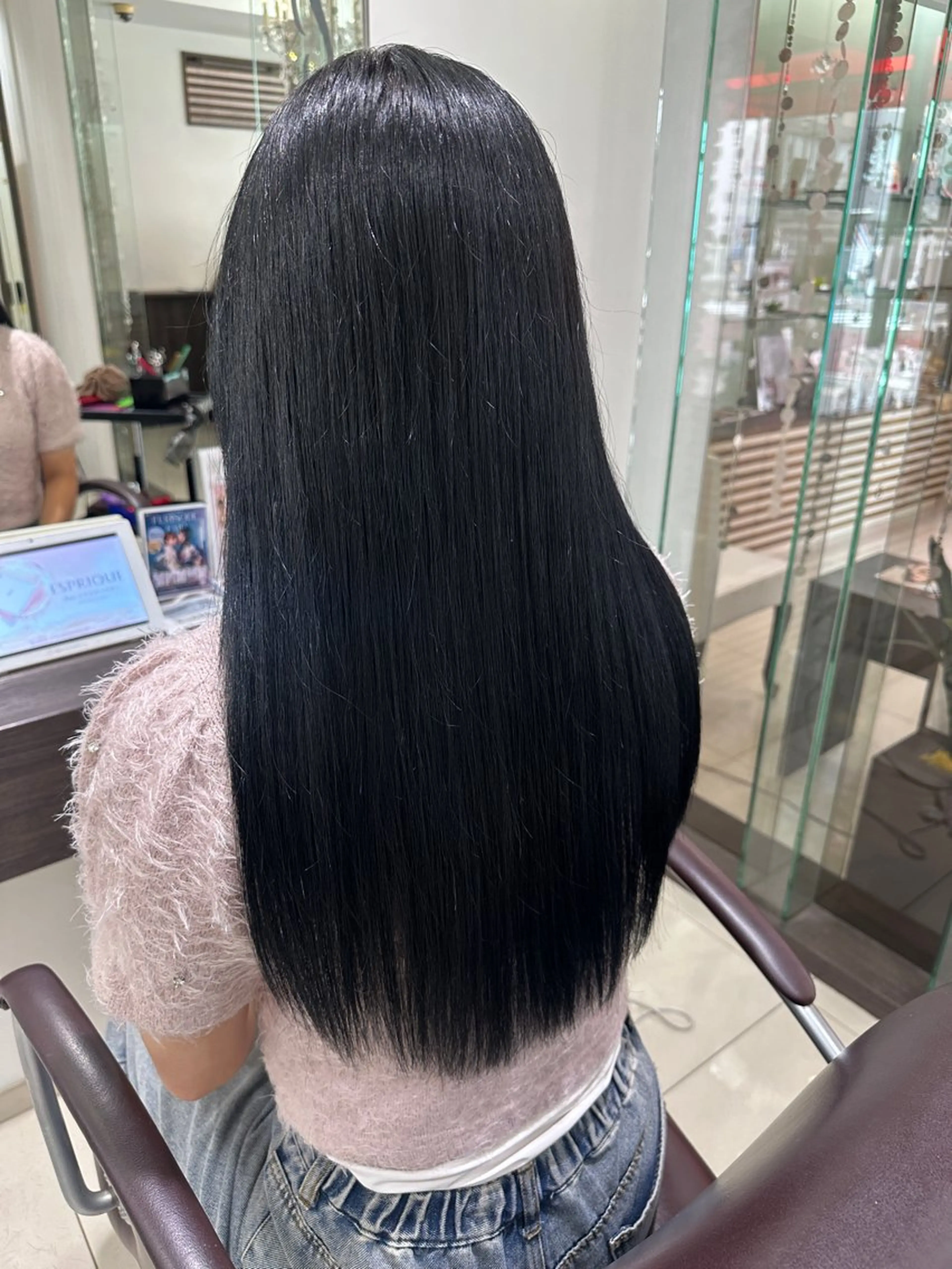 ロング レイヤー 艶々カラーのヘアスタイル