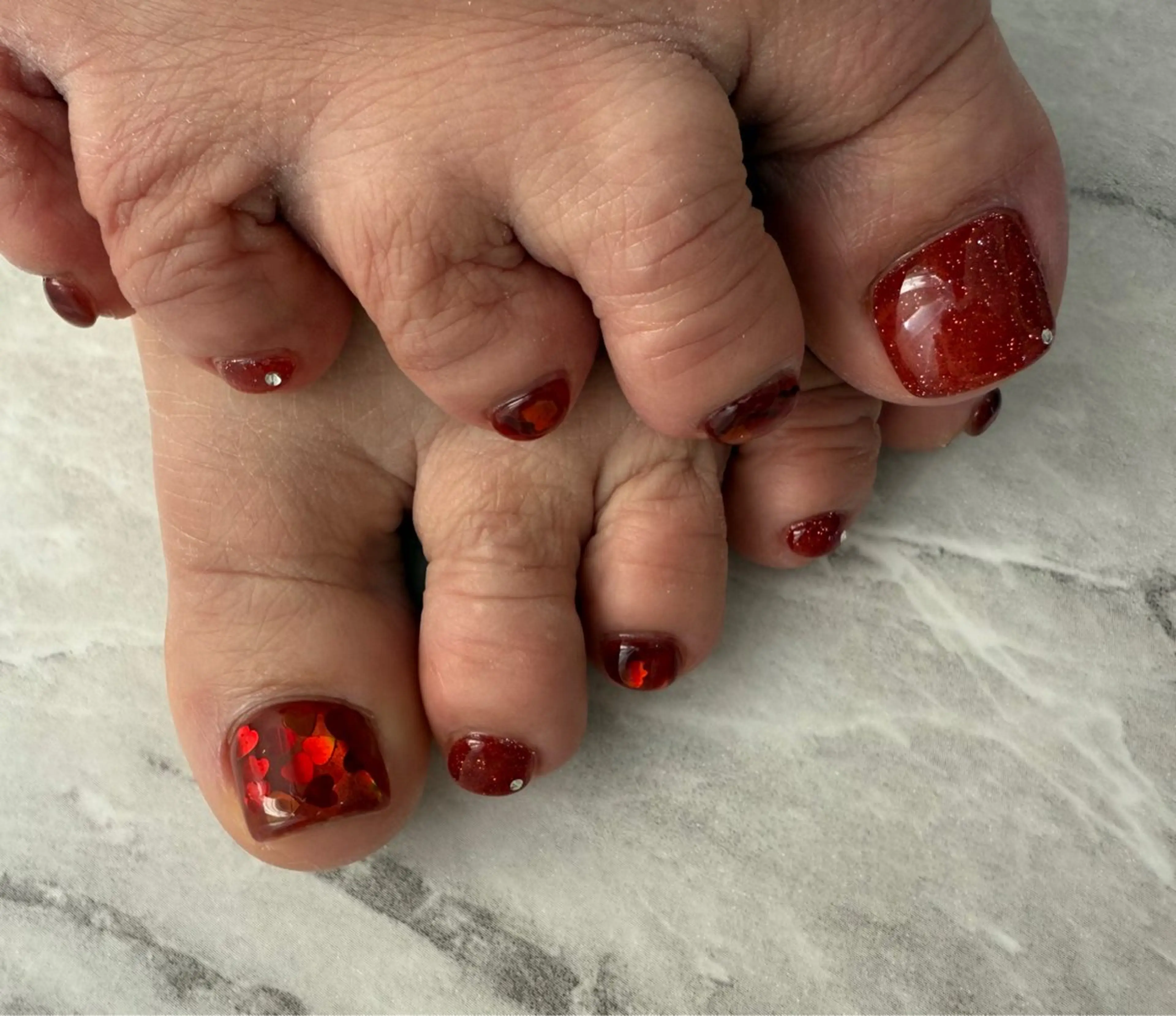 ネイル ハート ストーンネイル バレンタイン フットネイル num-fi Aiのネイルデザイン