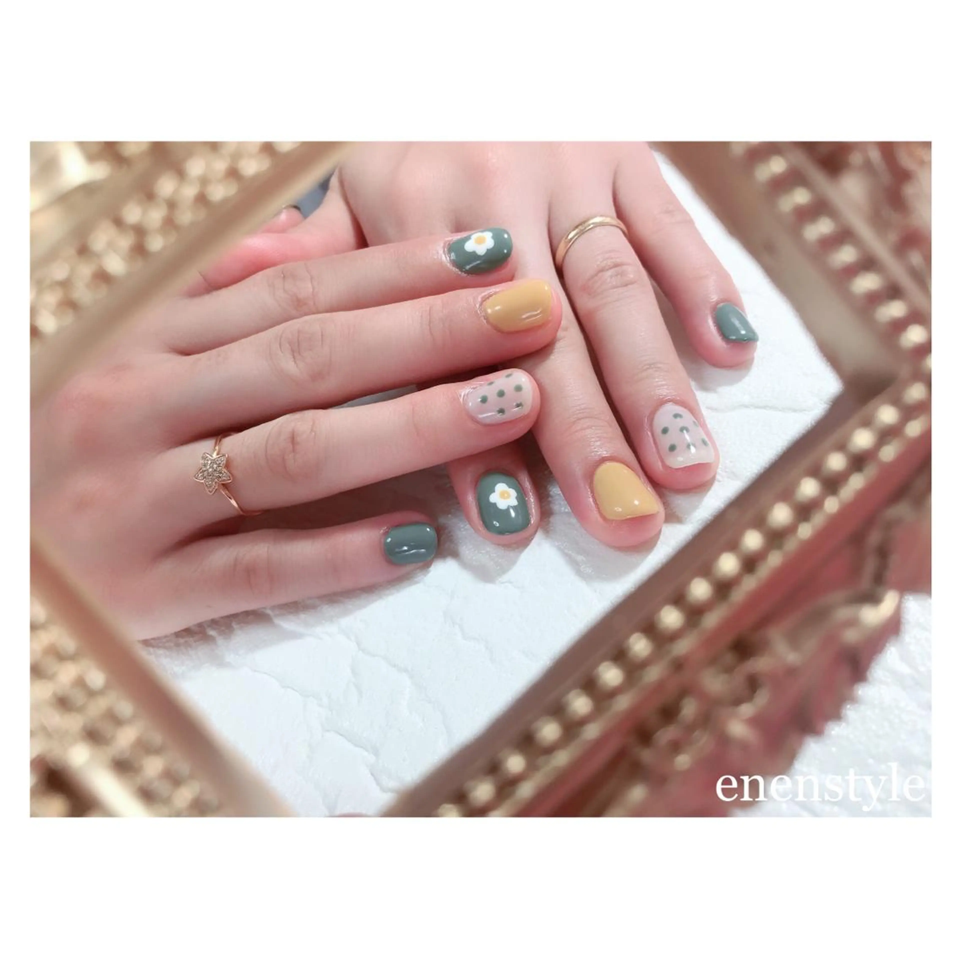 ショート ネイル ドット グリーン ラメ(グリッター) 黄色 ハンドネイル 👑enen style👑のネイルデザイン