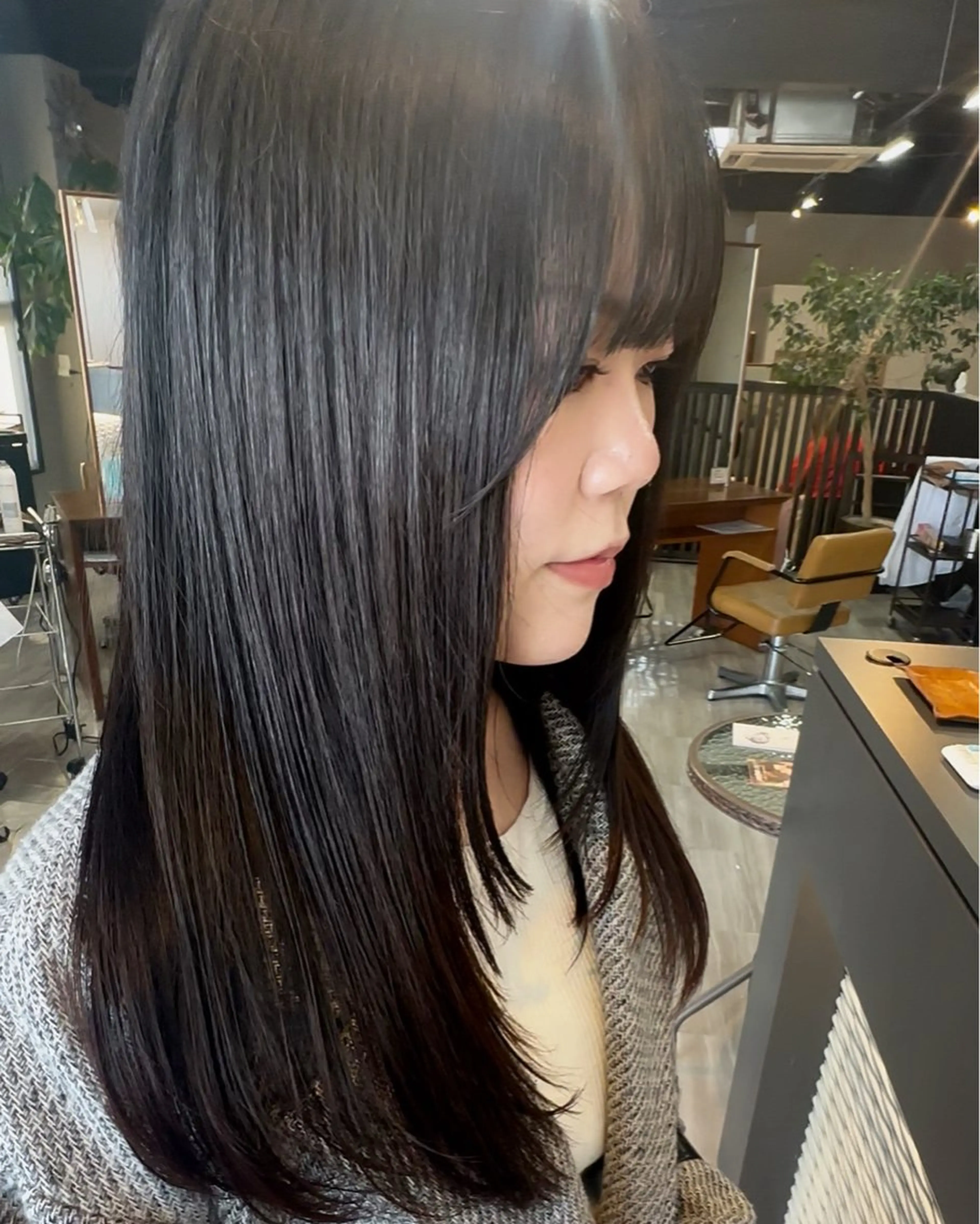 セミロング 顔まわりレイヤー レイヤーカット arika オケシ　リョウダイのヘアスタイル