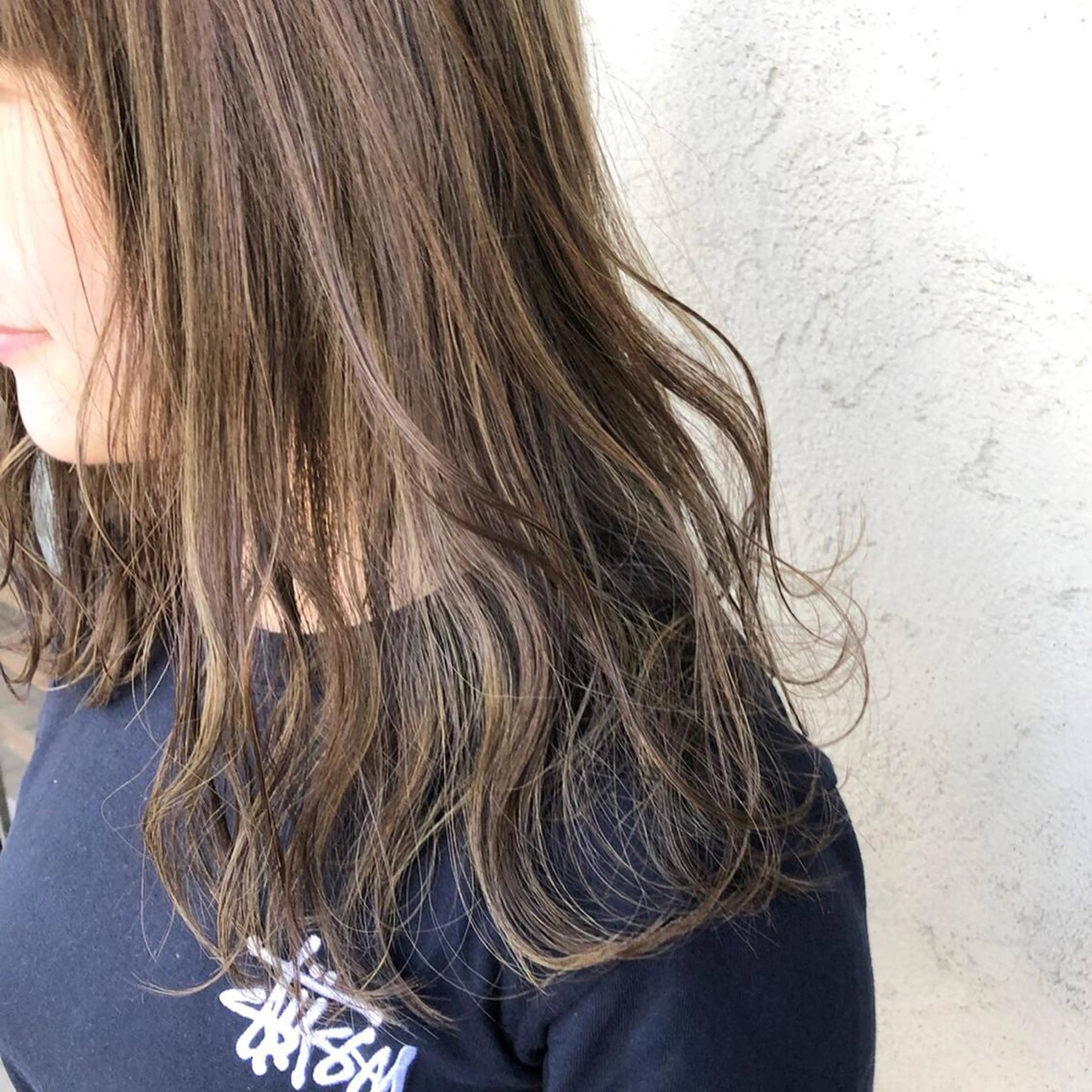 ミディアム カラー ベージュカラー ハイライトカラー ミルクティーベージュ ハイライト ヘアカラー トリートメント ヘアセット 艶髪育成サロン 京橋　shinのヘアスタイル
