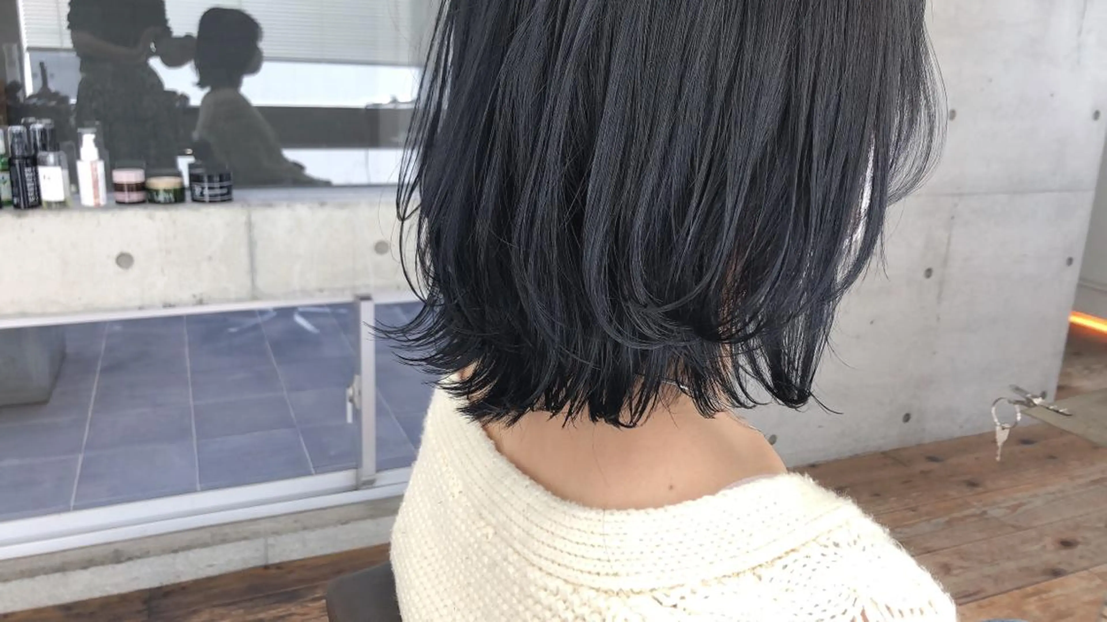 ミディアム カラー 黒髪 ブルーカラー ブルーブラック レイヤーカット カット nagisa /縮毛矯正のヘアスタイル