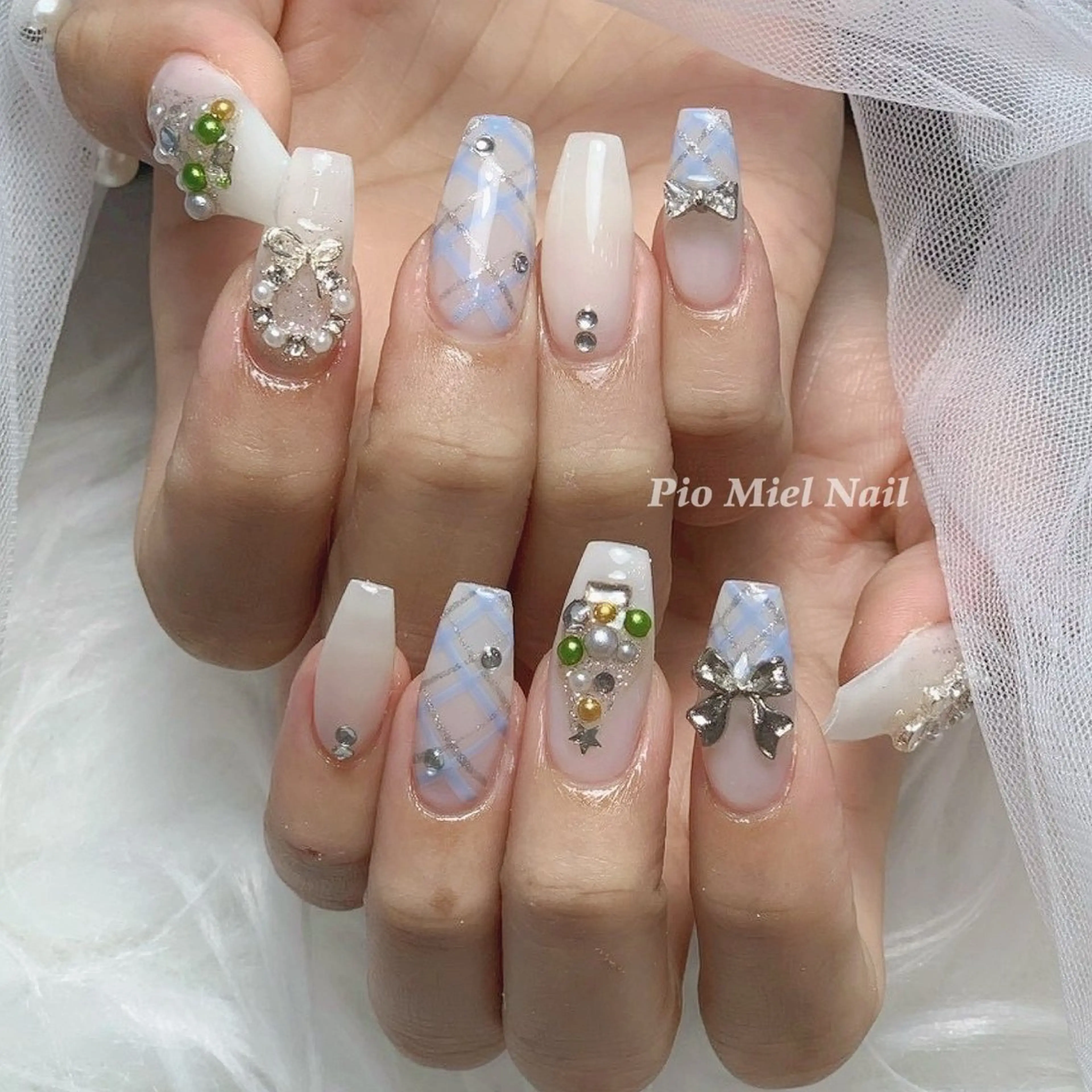 ネイル ブルー リボン シンプルネイル ワンホンネイル ホワイト ハンドネイル HANA 長さだしのネイルデザイン