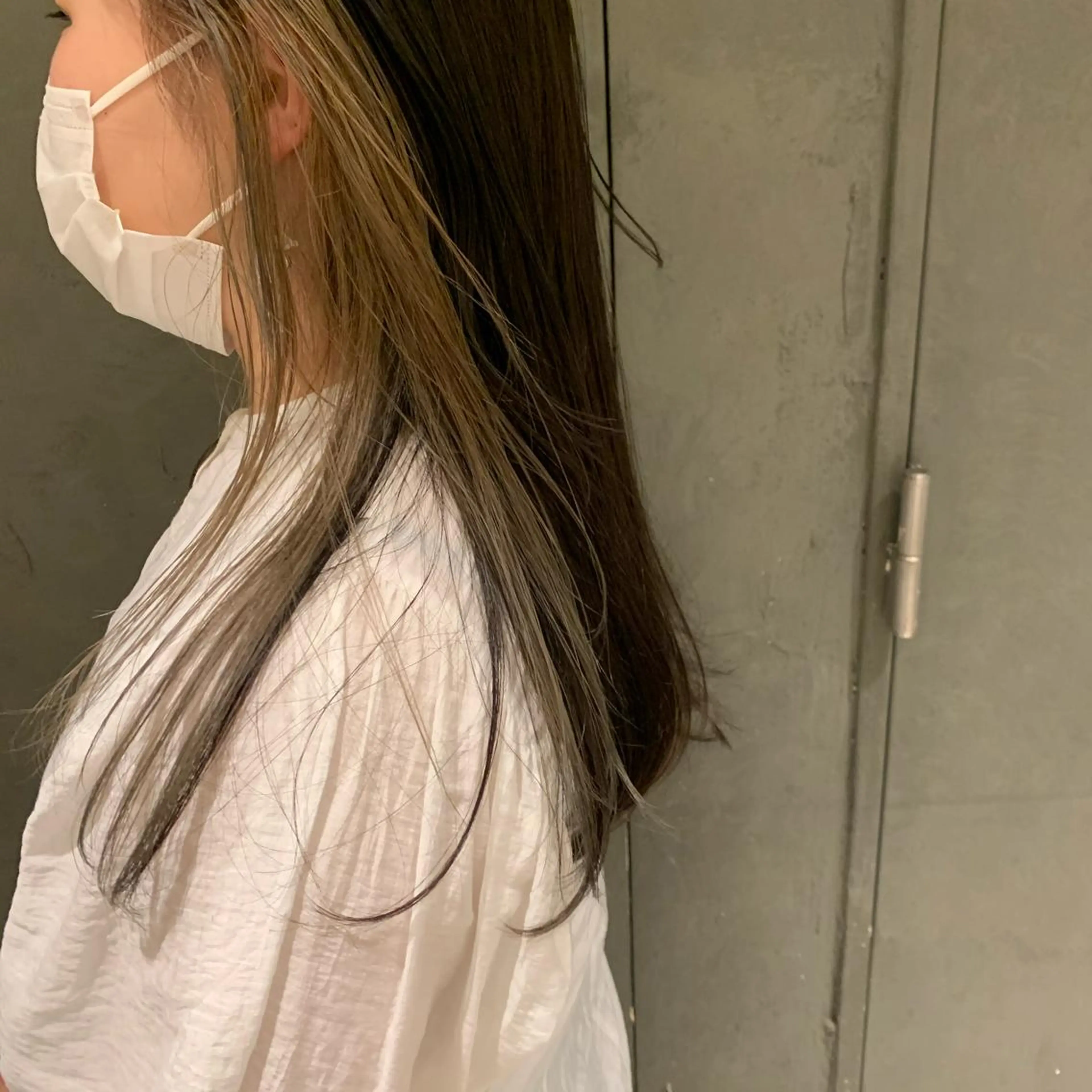 ロング カラー SAKINO． ベージュカラーのヘアスタイル