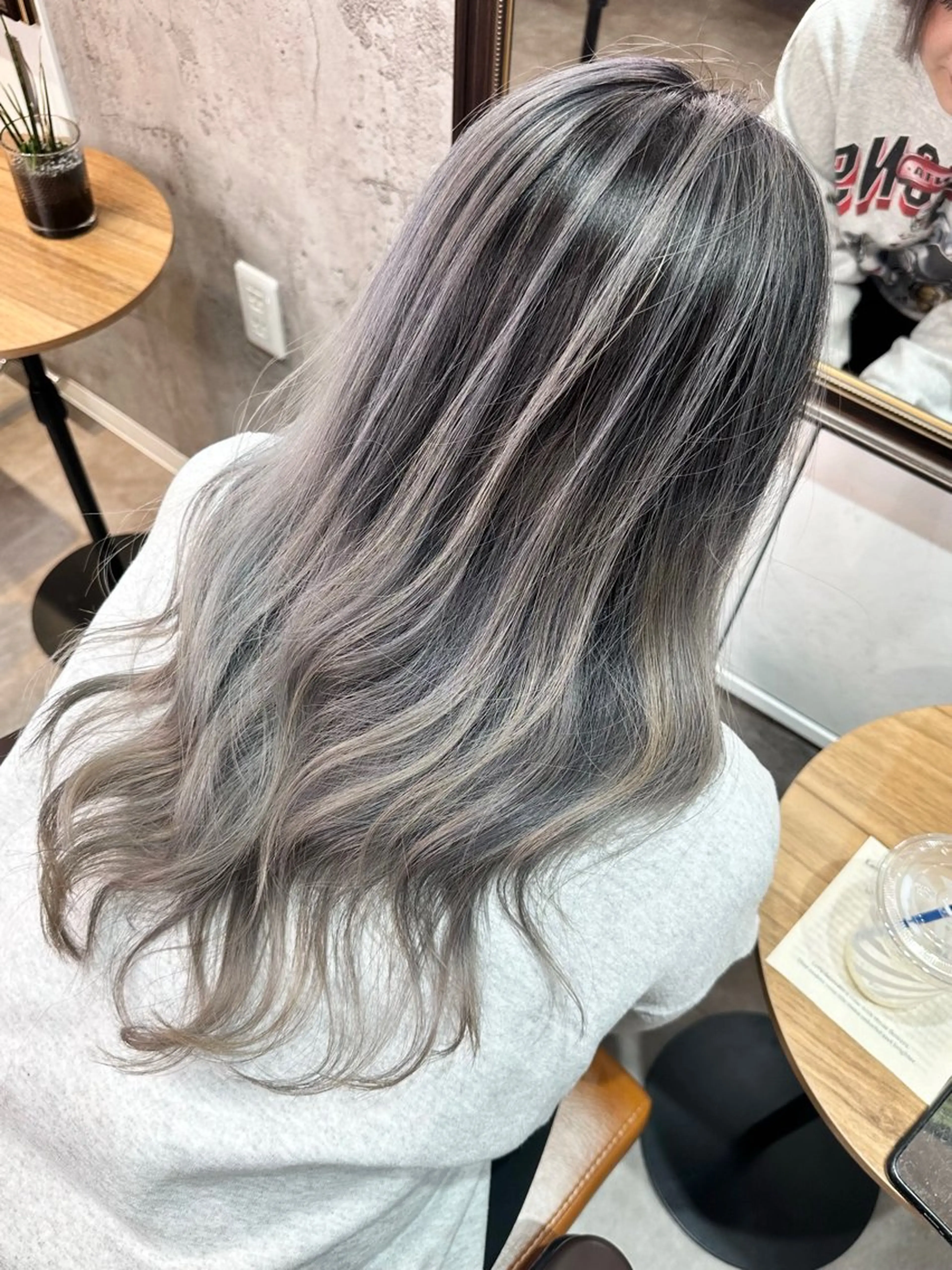 ロング レイヤーカット ヘアカラー 🔷ブリーチバレイヤ ージュ🔷飯野達也のヘアスタイル