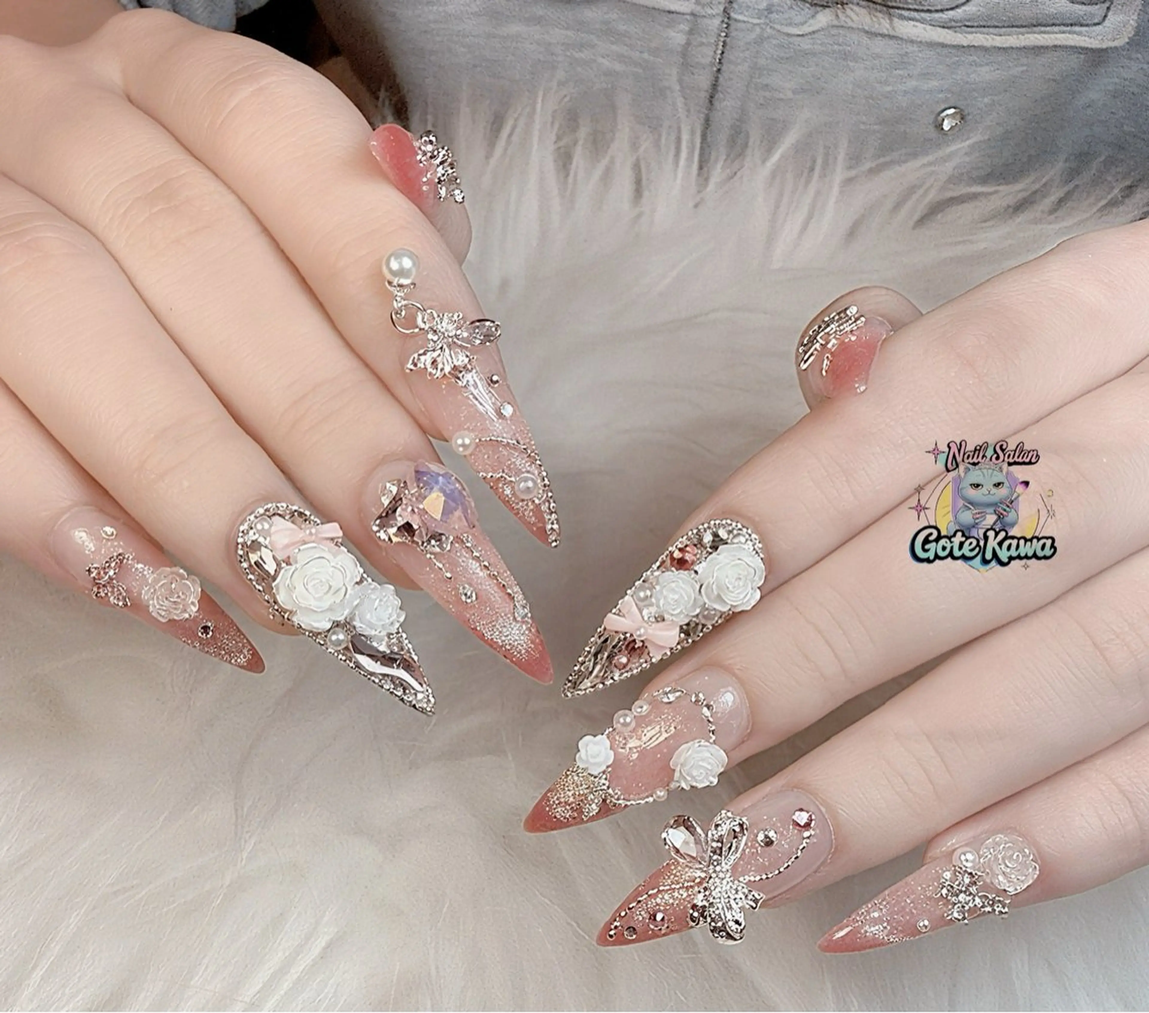 ネイル アートネイル キラキラネイル スカルプネイル 冬ネイル クリスマス ハンドネイル ハンドケア Gote Kawa nail salonのネイルデザイン