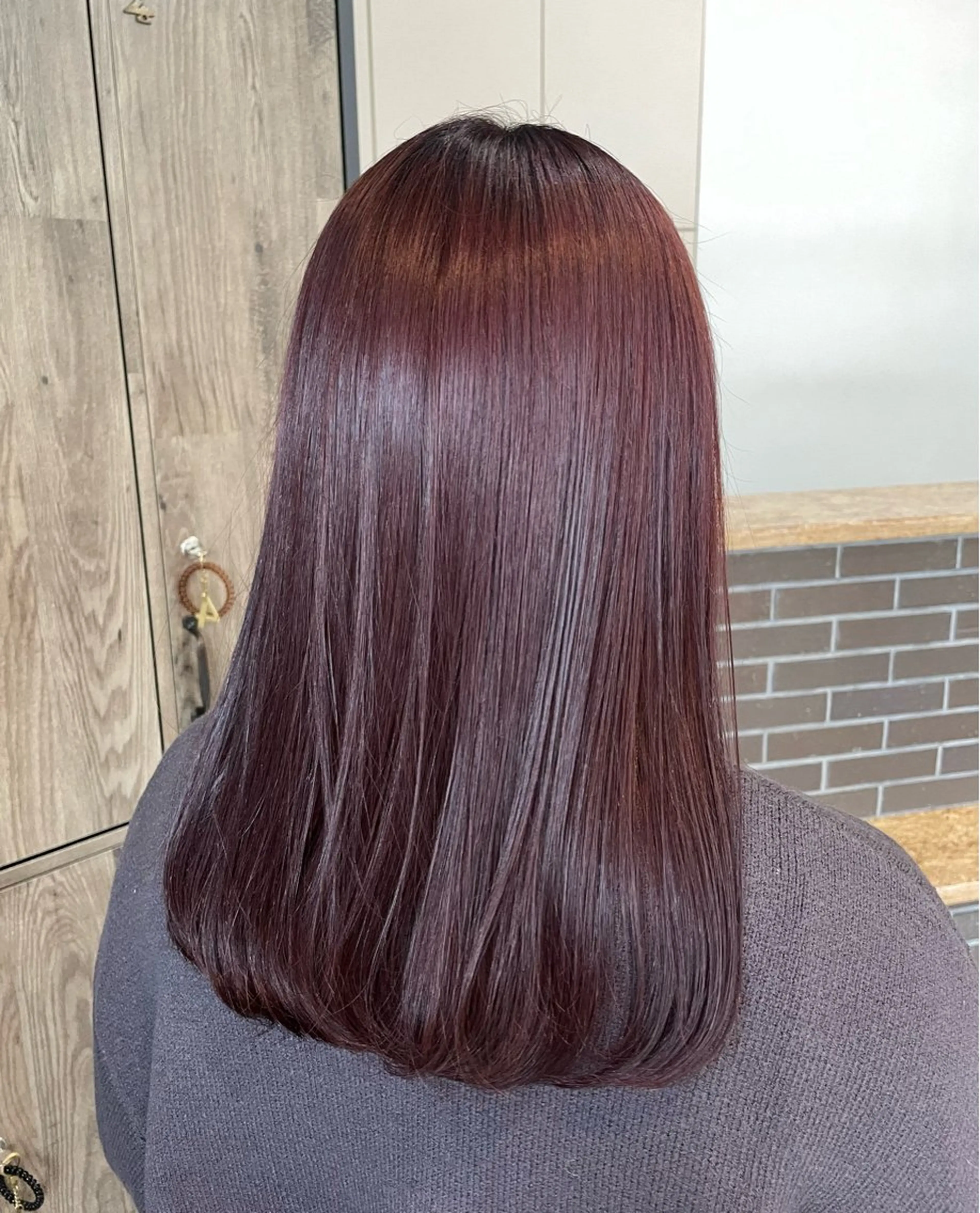 セミロング カラー カシス 新岡 萌乃のヘアスタイル