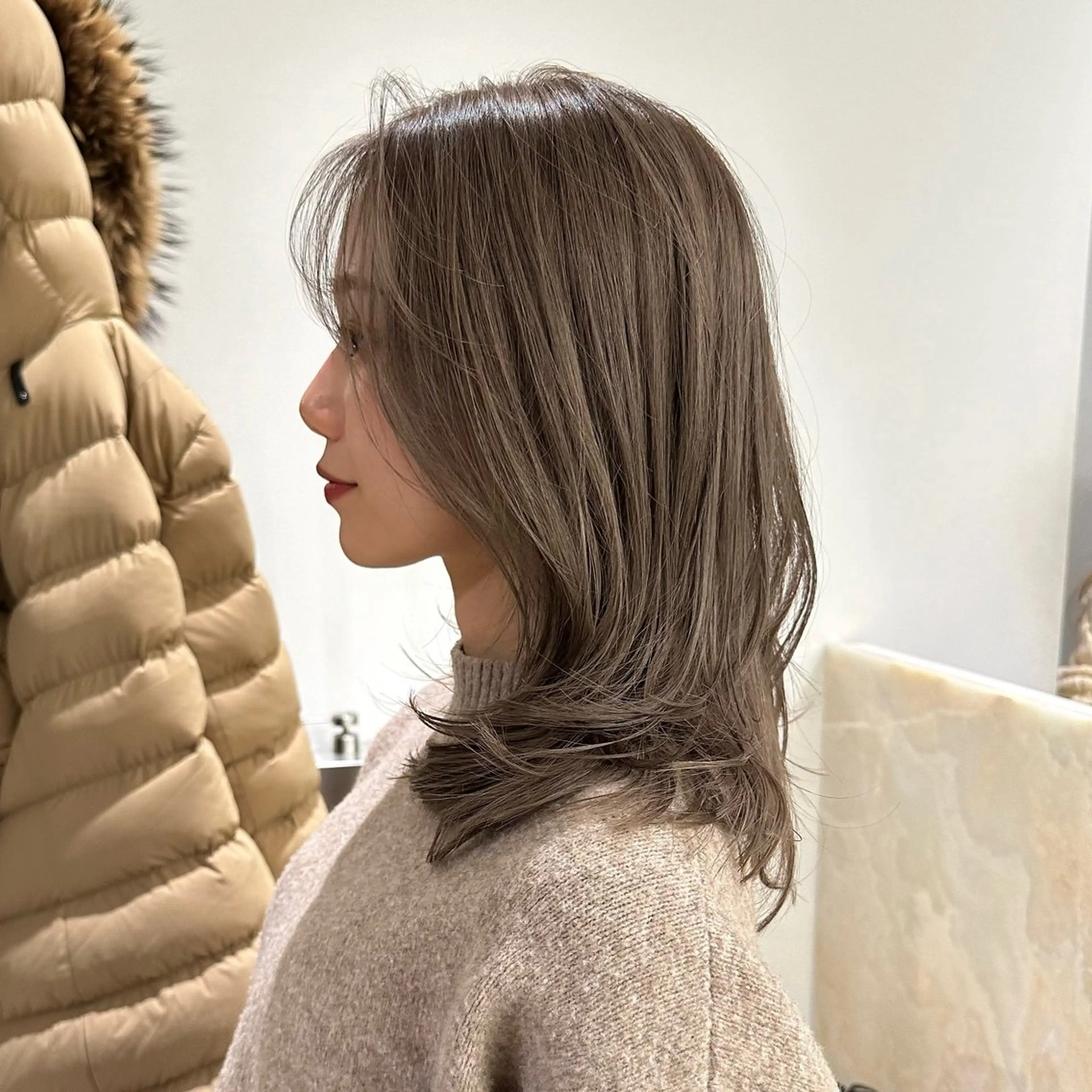 ミディアム カラー グレージュ レイヤーカット カット ヘアカラー トリートメント M所属・ハイトーン/透け感 カラー🎀真香のヘアスタイル