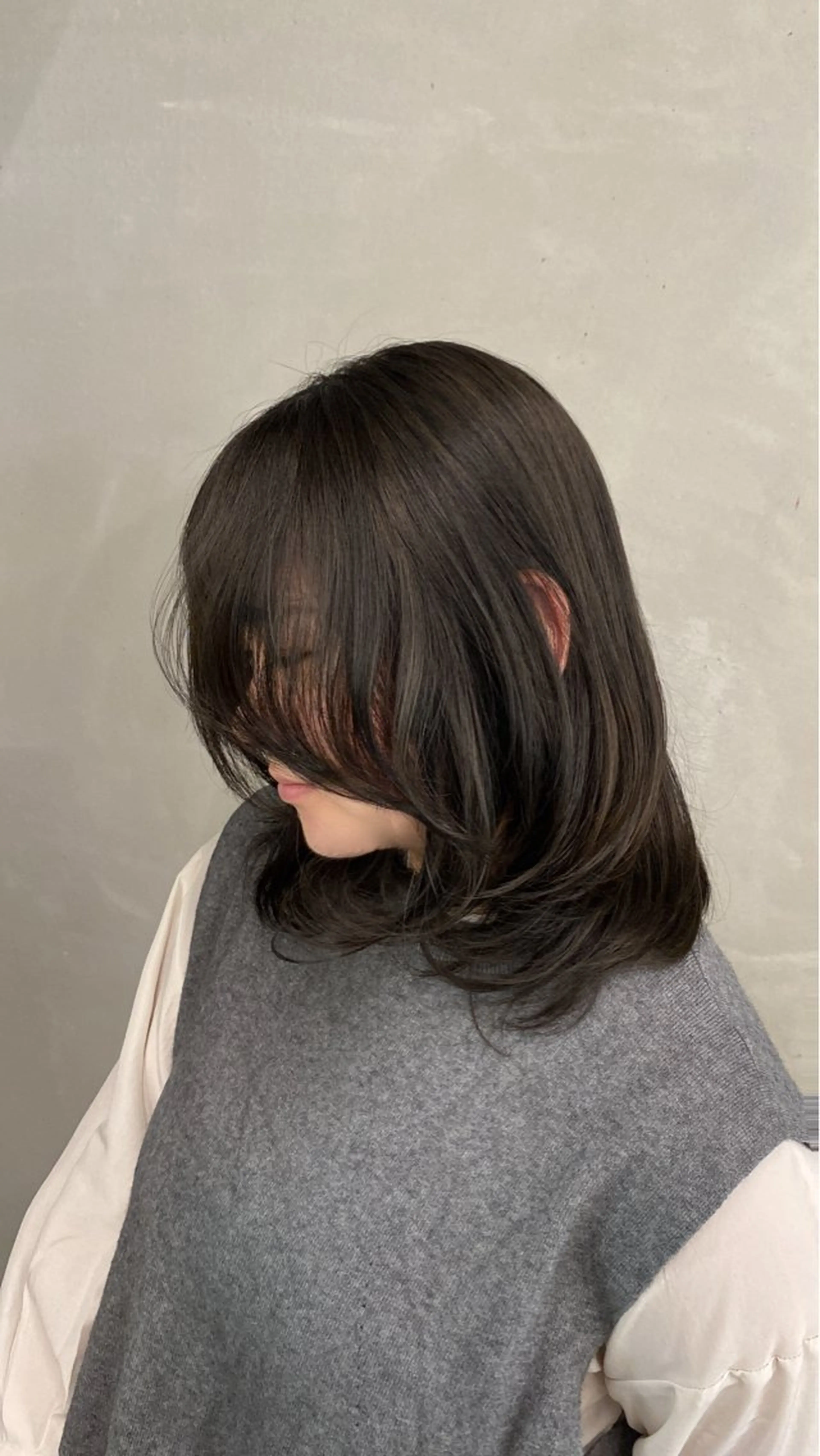 ミディアム カラー ヘアアレンジ ブリーチ 透明感カラー グレージュ ブリーチなしカラー オリーブグレージュ カット ヘアカラー トリートメント mina 🌷のヘアスタイル