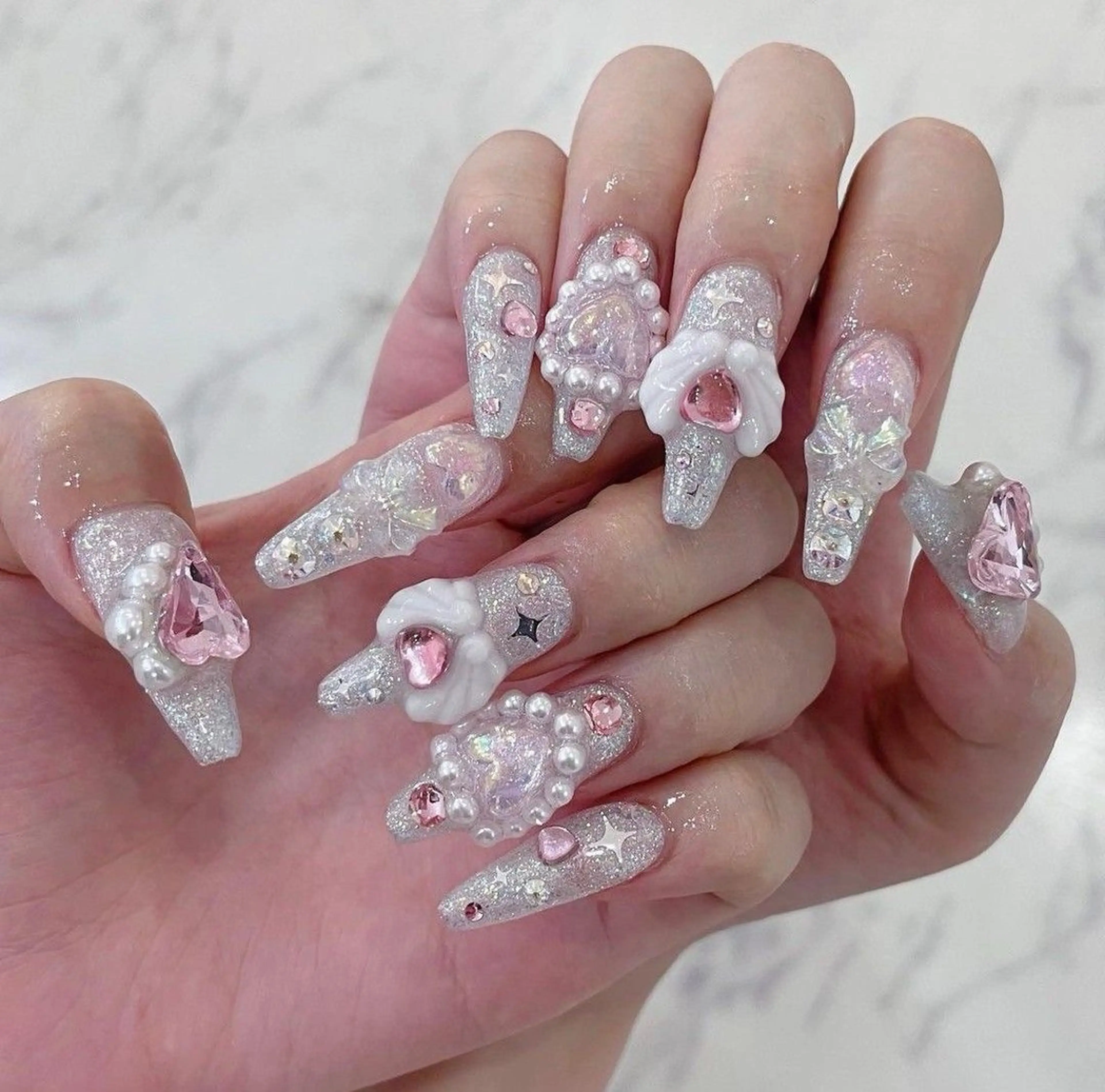 ネイル マグネットネイル ピンク ネイルチップ 冬ネイル クリスマス ハンドネイル Lee Nailsのネイルデザイン