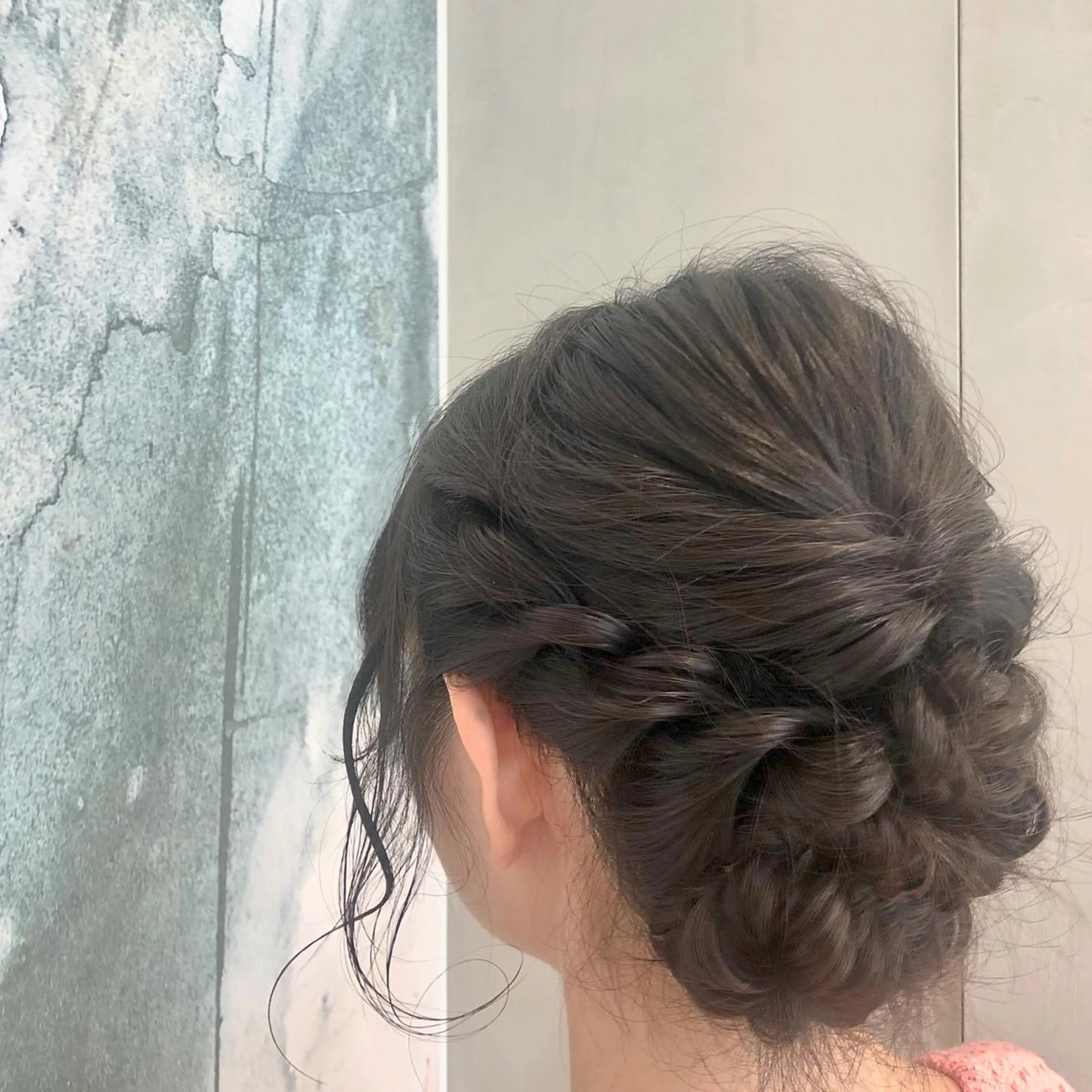 セミロング ヘアアレンジ 結婚式・ブライダル カジュアルを女っぽく 𝗮𝘆𝗮𝗰𝗼のヘアスタイル