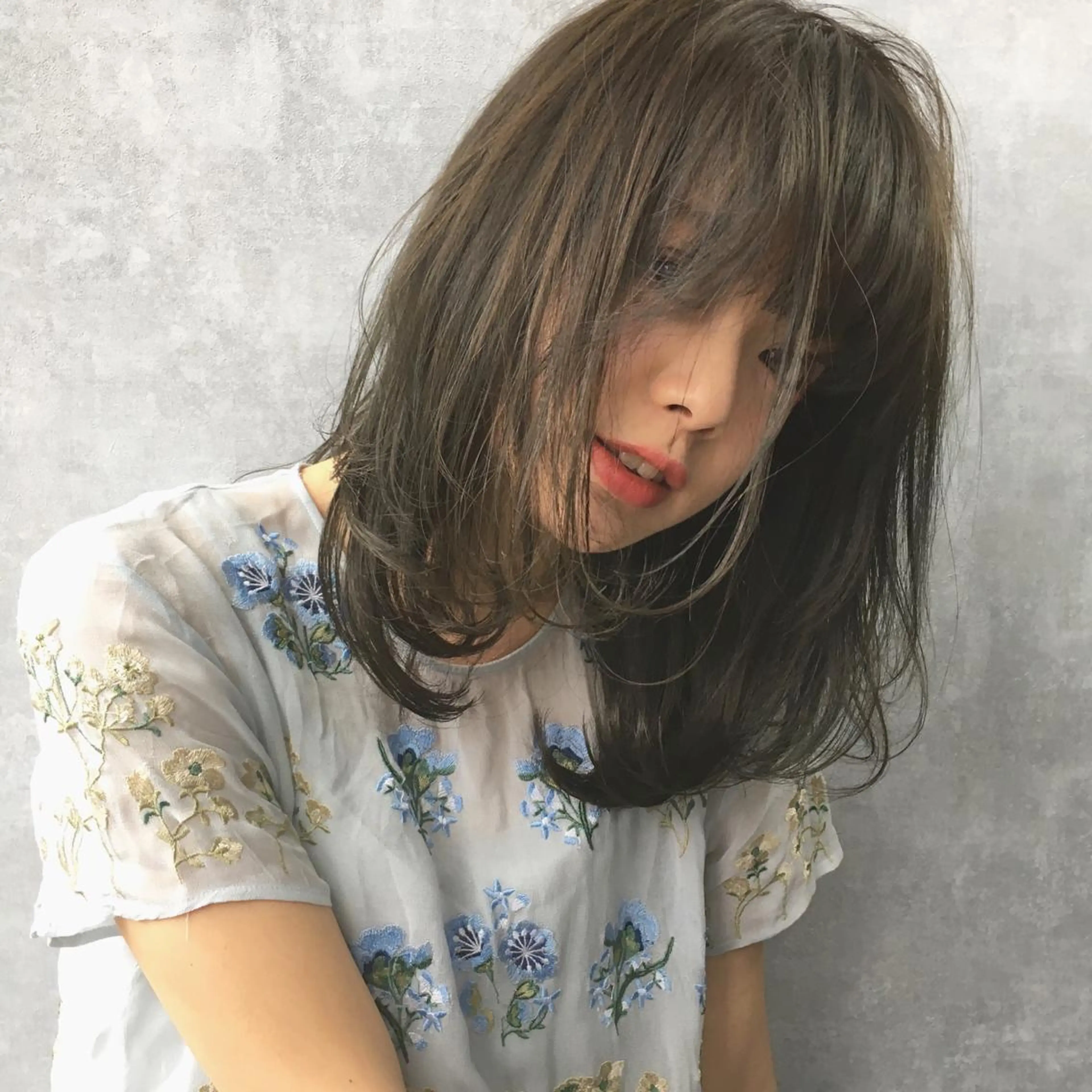 ミディアム カラー アッシュ オリーブアッシュ レイヤーカット BLend 渋谷のヘアスタイル