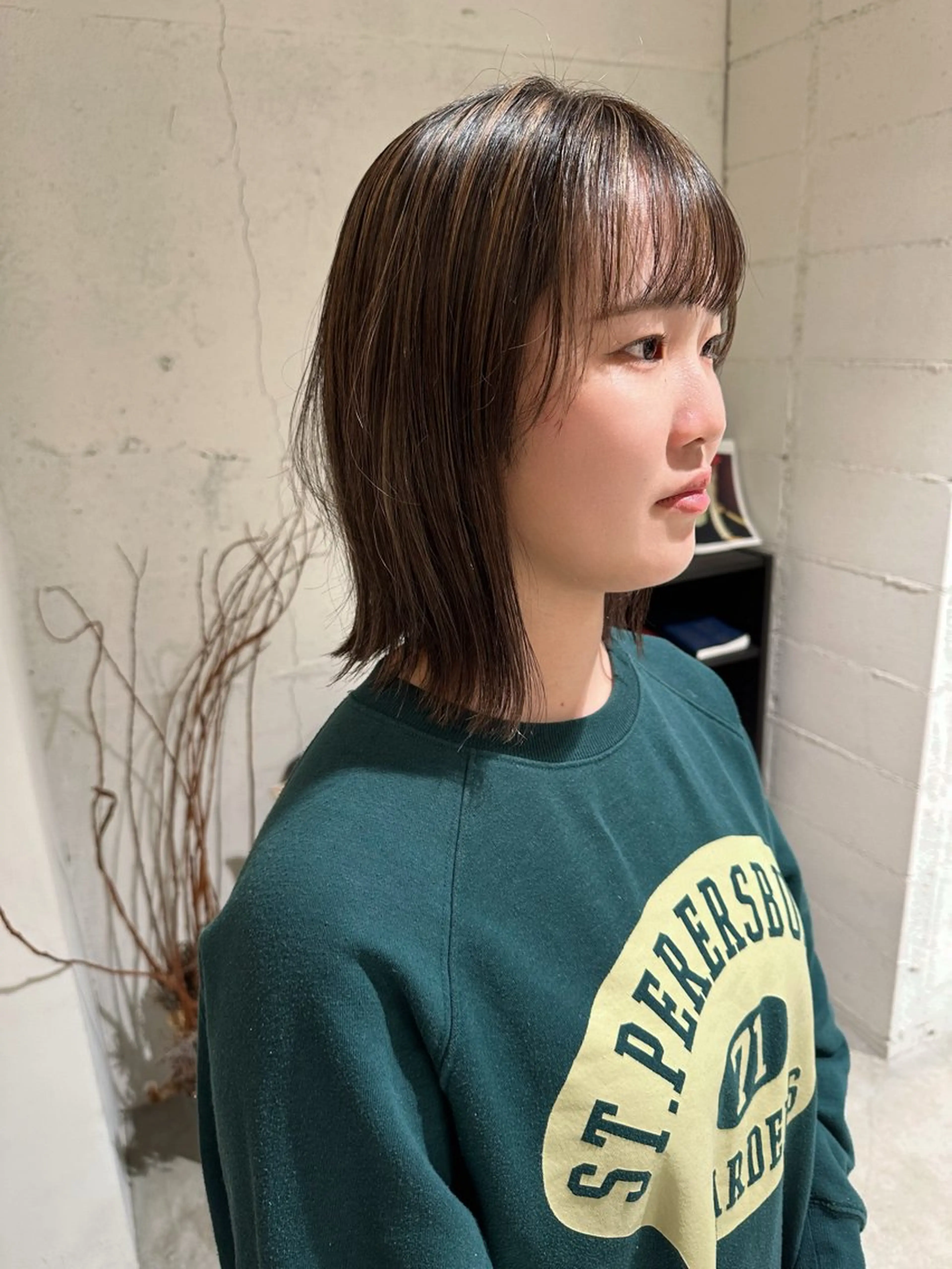 ミディアム カラー カット ヘアカラー 塩澤 榛奈のヘアスタイル