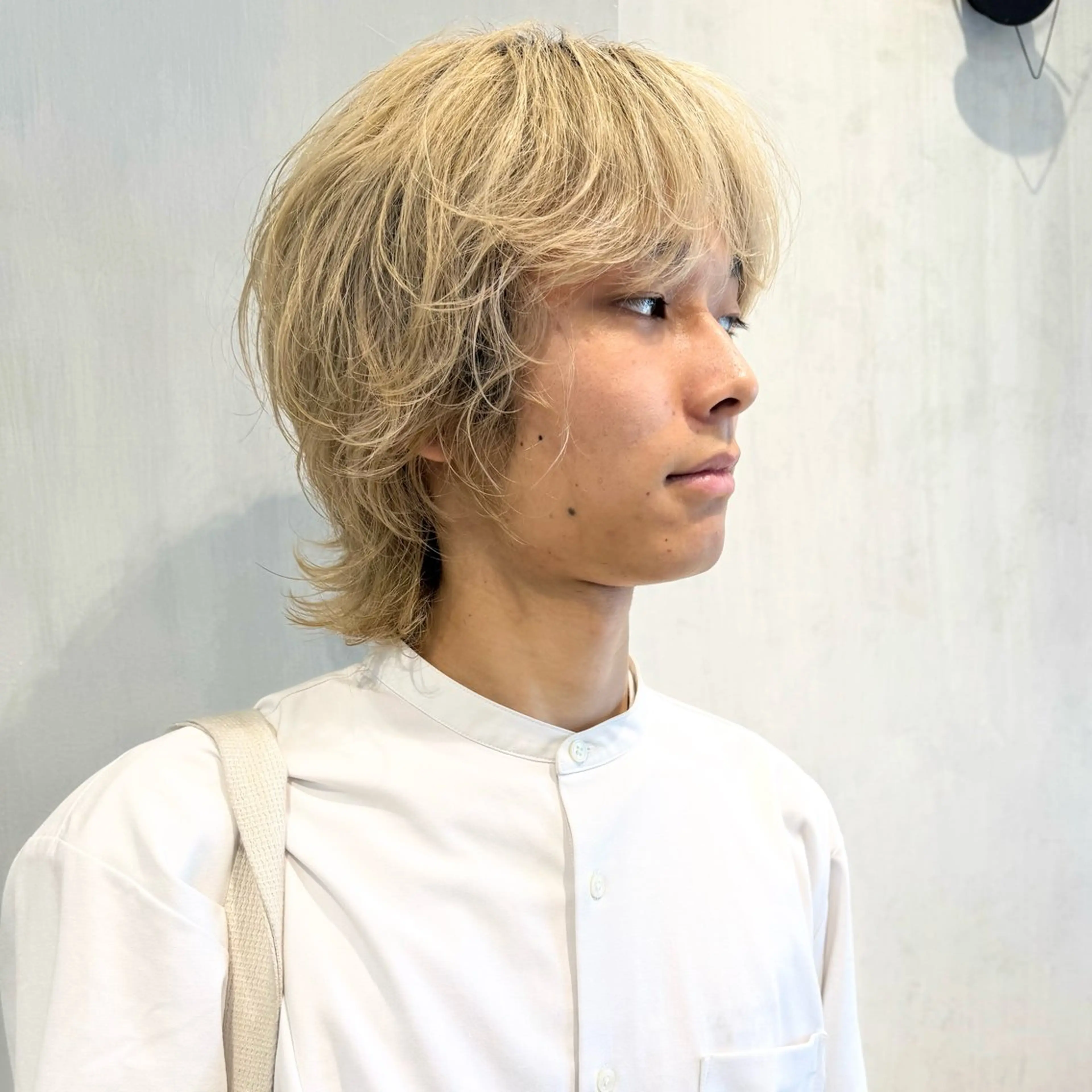 カラー メンズ メンズブリーチ メンズハイトーン メンズウルフカット ブリーチ ブロンド カット ヘアカラー メンズパーマ/フェ ザーパーマ/古川晴輝のヘアスタイル