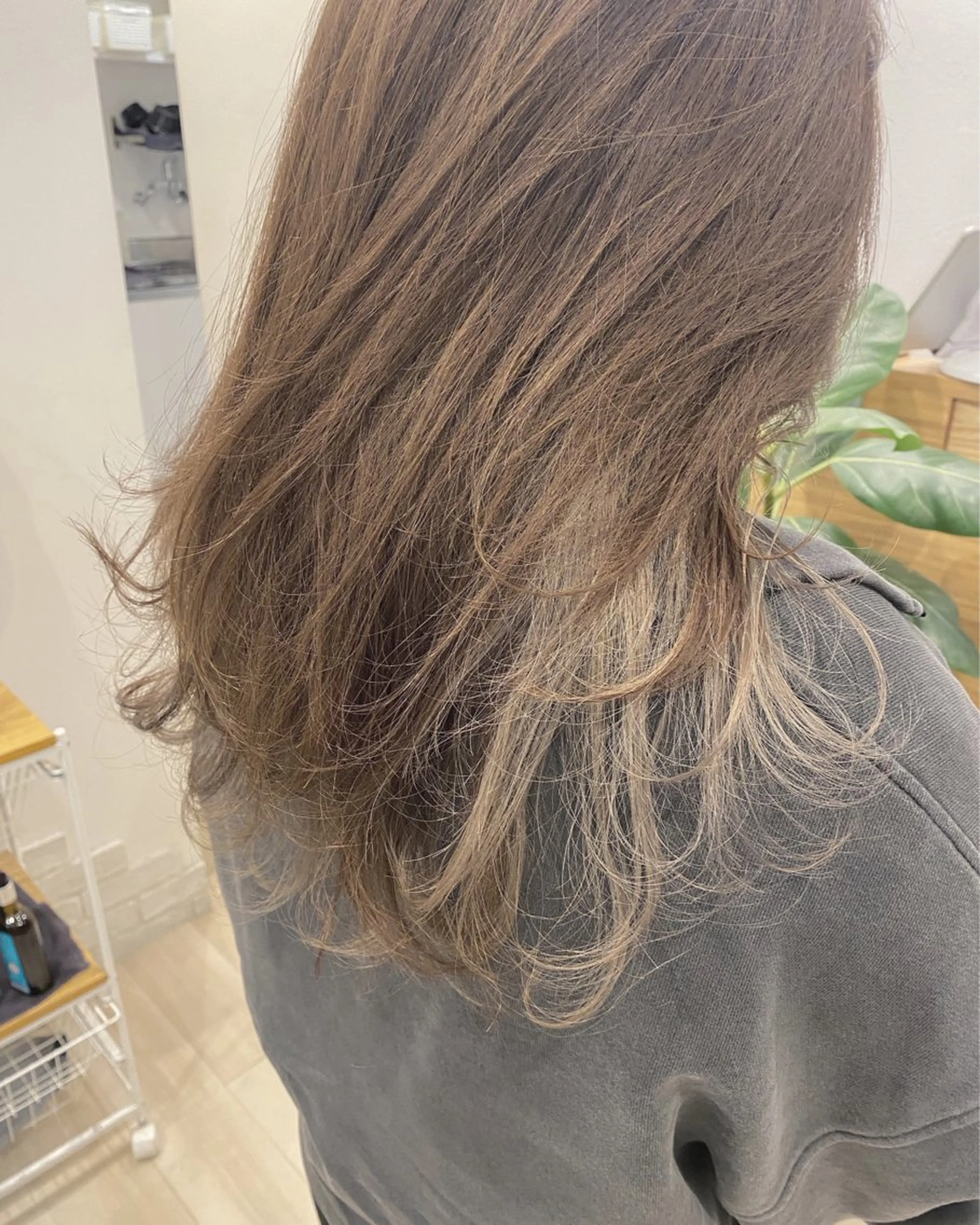 セミロング カラー パーマ ヘアアレンジ ベージュカラー イヤリングカラー インナーカラー ミルクティーベージュ レイヤーカット ヘアカラー 【ツヤ髪美容師】 ツダケイスケのヘアスタイル