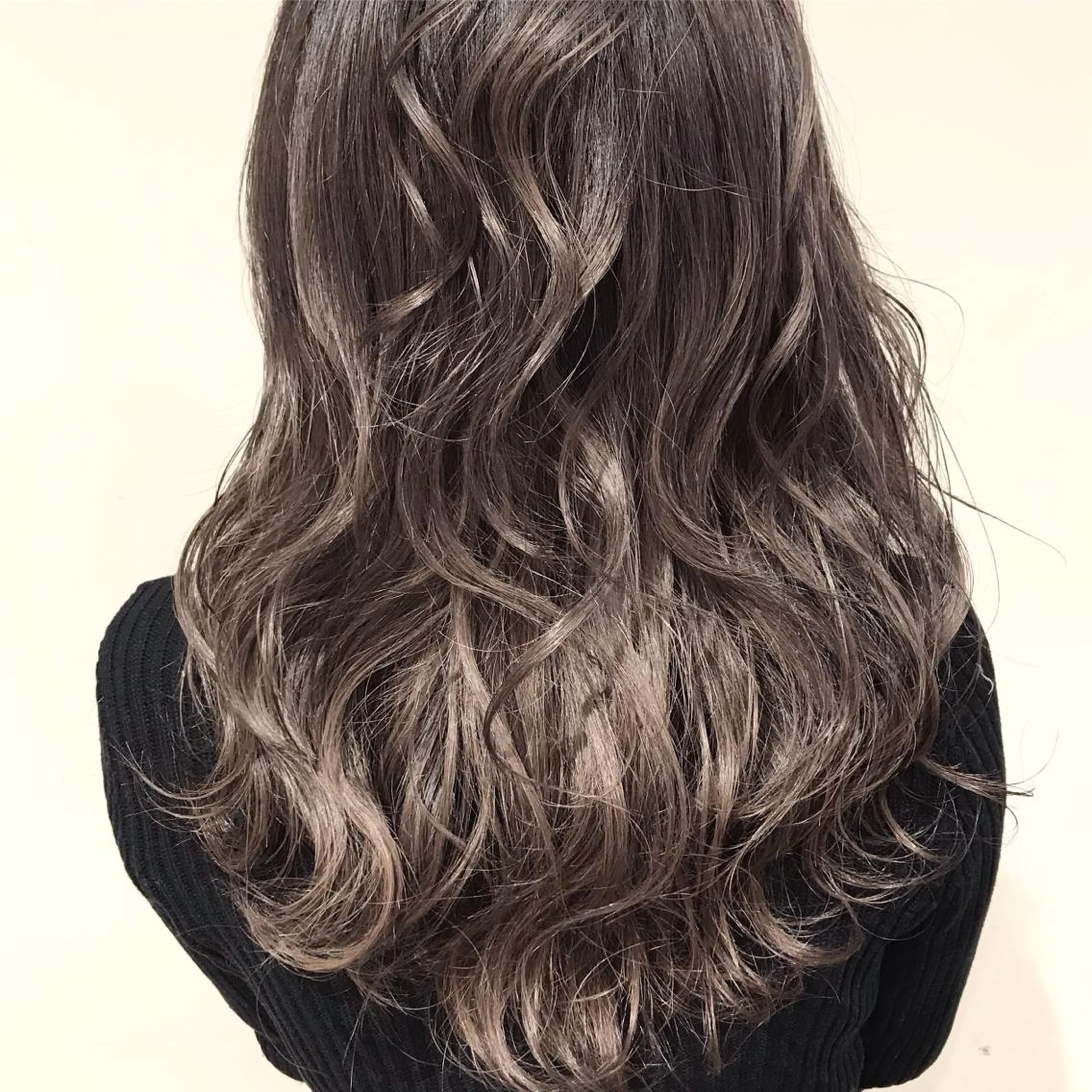 ミディアム カラー アッシュ アッシュグレー アッシュグレージュ バレイヤージュ ブリーチ AMI Hair  supply所属・髪質改善カラー韓国風 レイヤーtudaのヘアスタイル