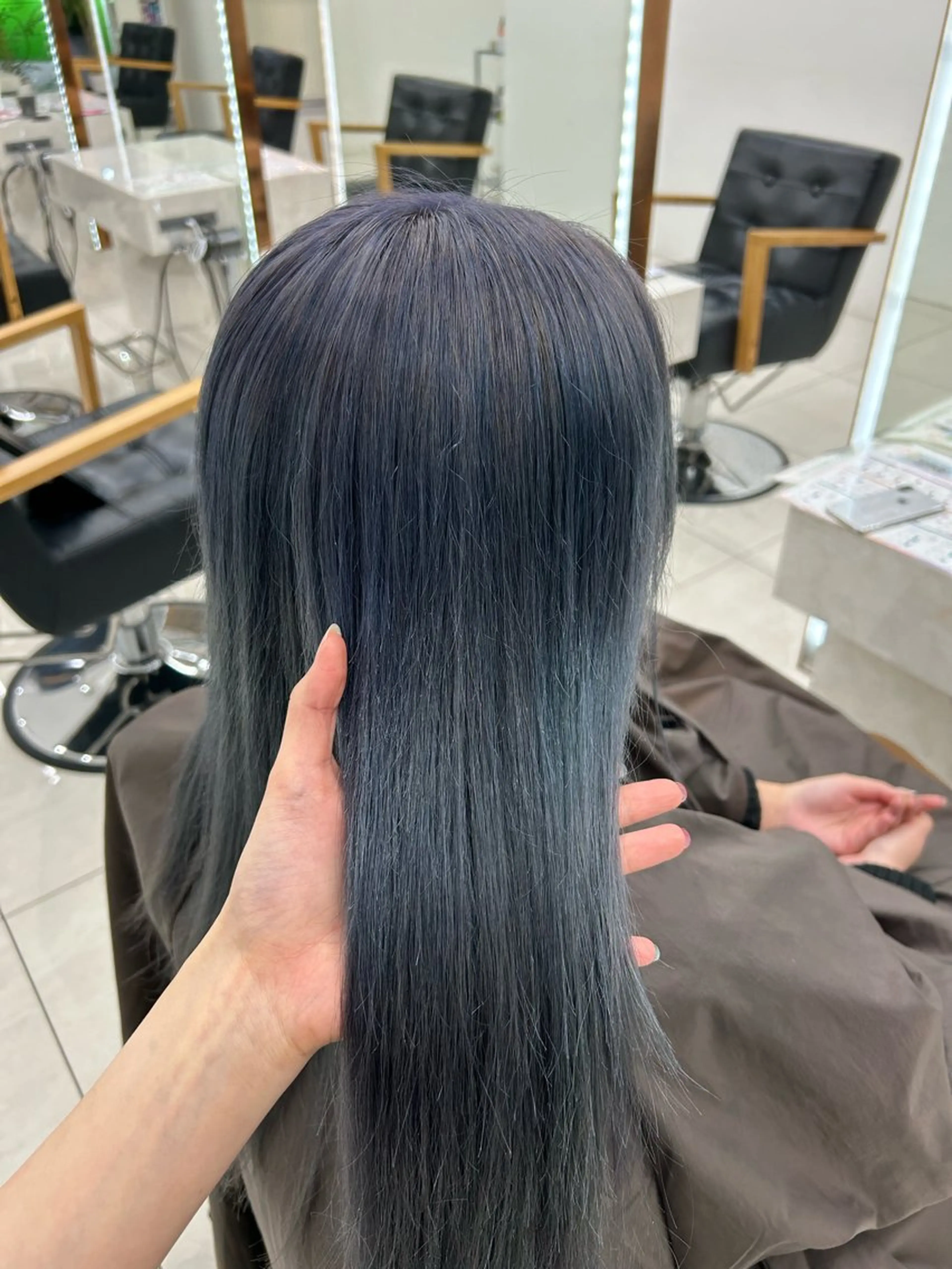 ロング カラー ブリーチ ブルーカラー ブルーグレー ブルーグレージュ 透明感カラー Kurumi リトル渋谷のヘアスタイル