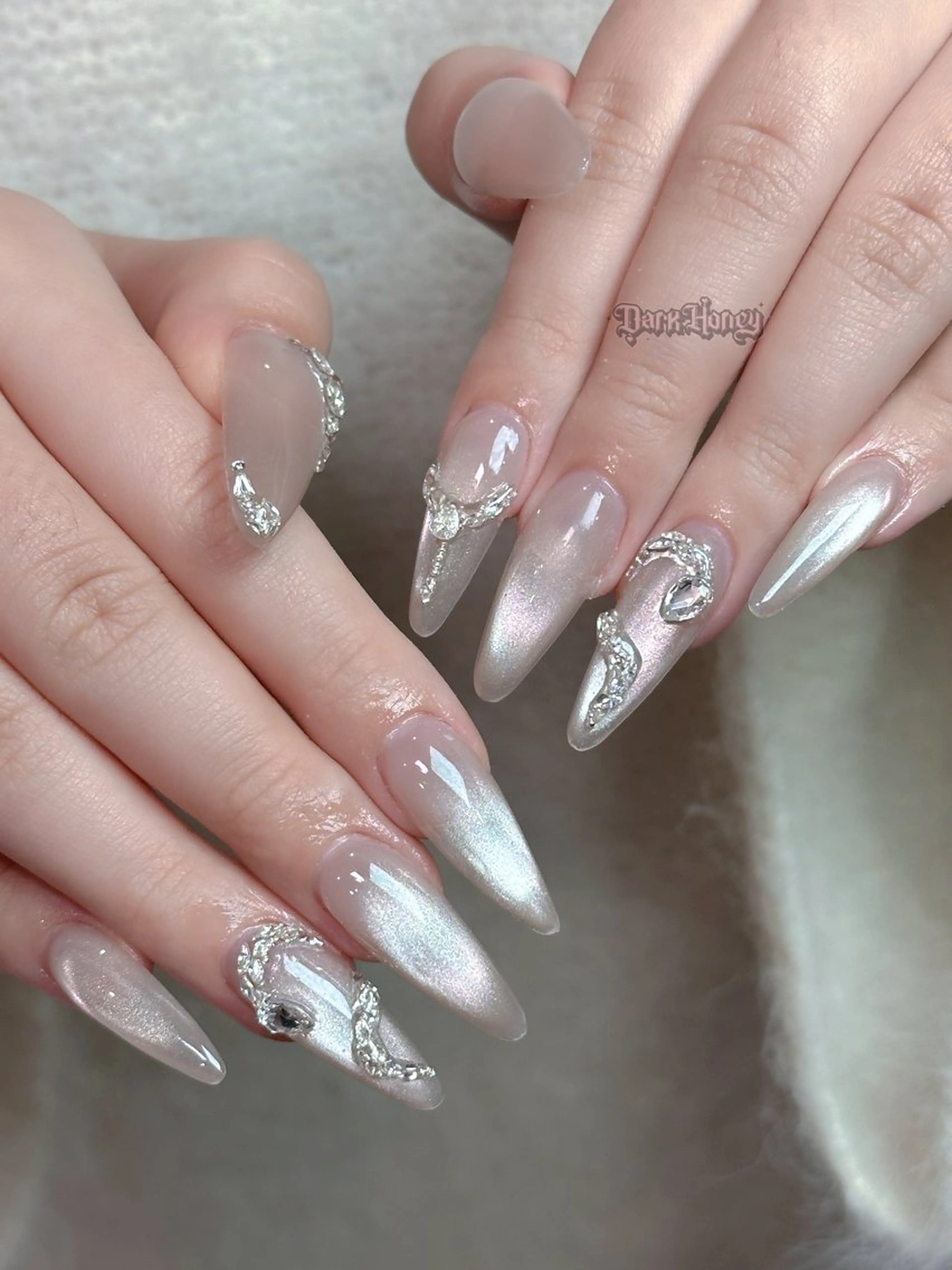 ネイル ロングネイル ショートネイル ストーンネイル ハンドネイル Dark honey スカルプ専門原宿店のネイルデザイン