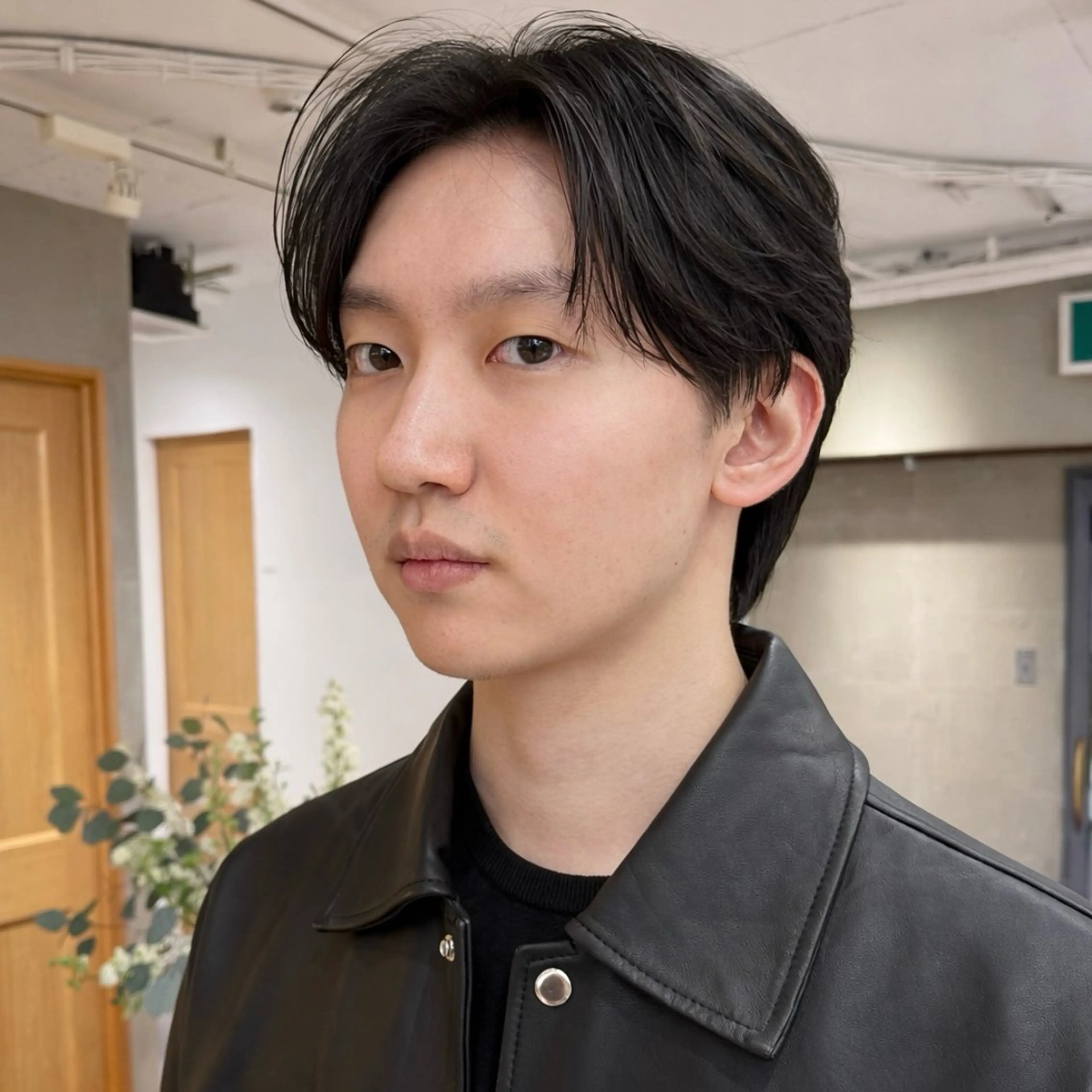 ミディアム メンズ ミディアムパーマ センターパート ダウンパーマ フェザーパーマ メンズパーマ カット センターパート 田形清流のヘアスタイル