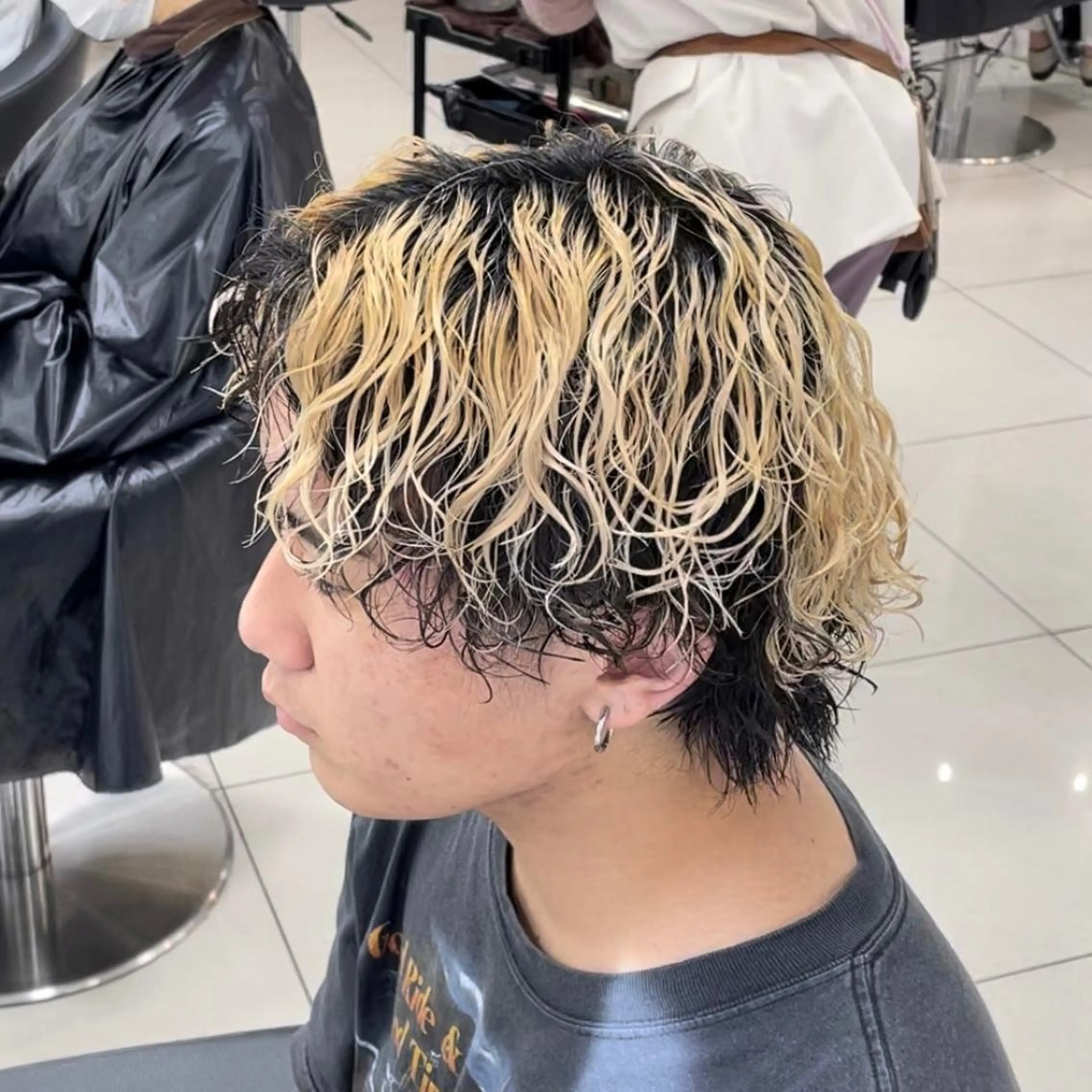 ショート パーマ メンズ メンズブリーチ メンズパーマ フェザーパーマ職人 🪶ryosukeのヘアスタイル