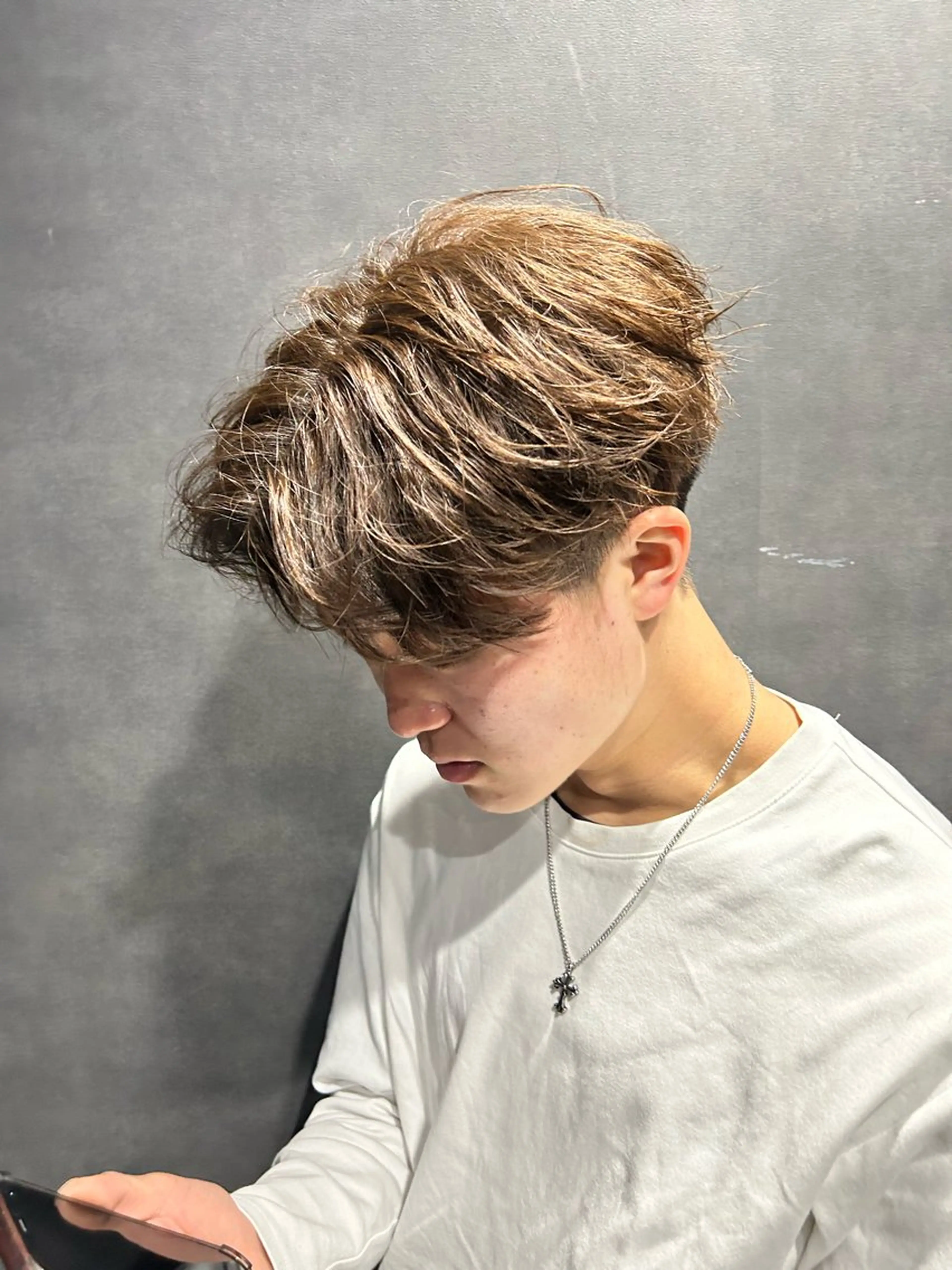 ショート カラー パーマ メンズ メンズハイトーン メンズ韓国風 メンズパーマ 波巻きパーマ ハイトーンカラー 🐺森 雄飛/メンズ 韓国ヘアのヘアスタイル