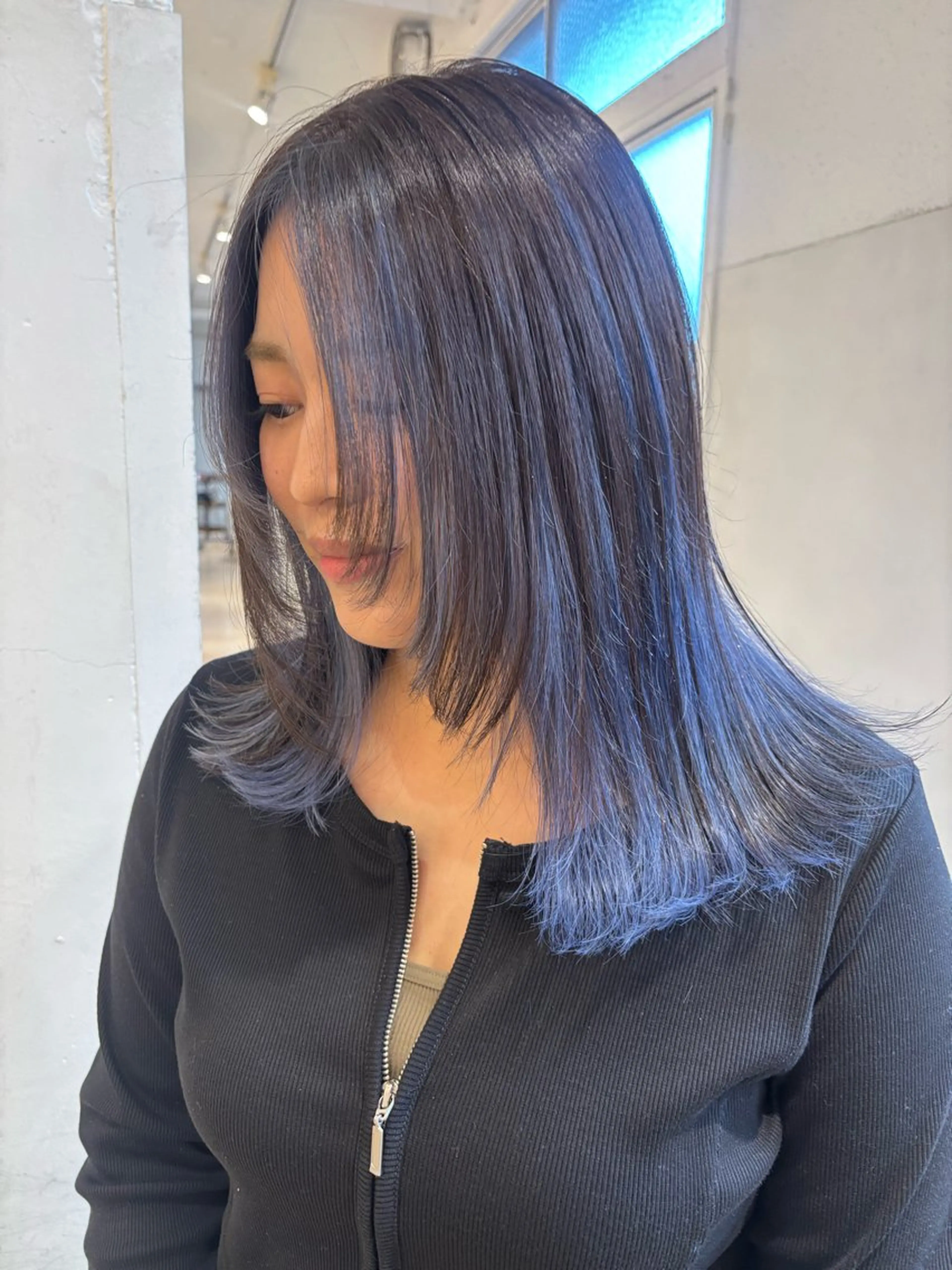 ミディアム カラー ブルーカラー ブルーラベンダー グラデーションカラー ラベンダーカラー レイヤーカット てんま さやかのヘアスタイル