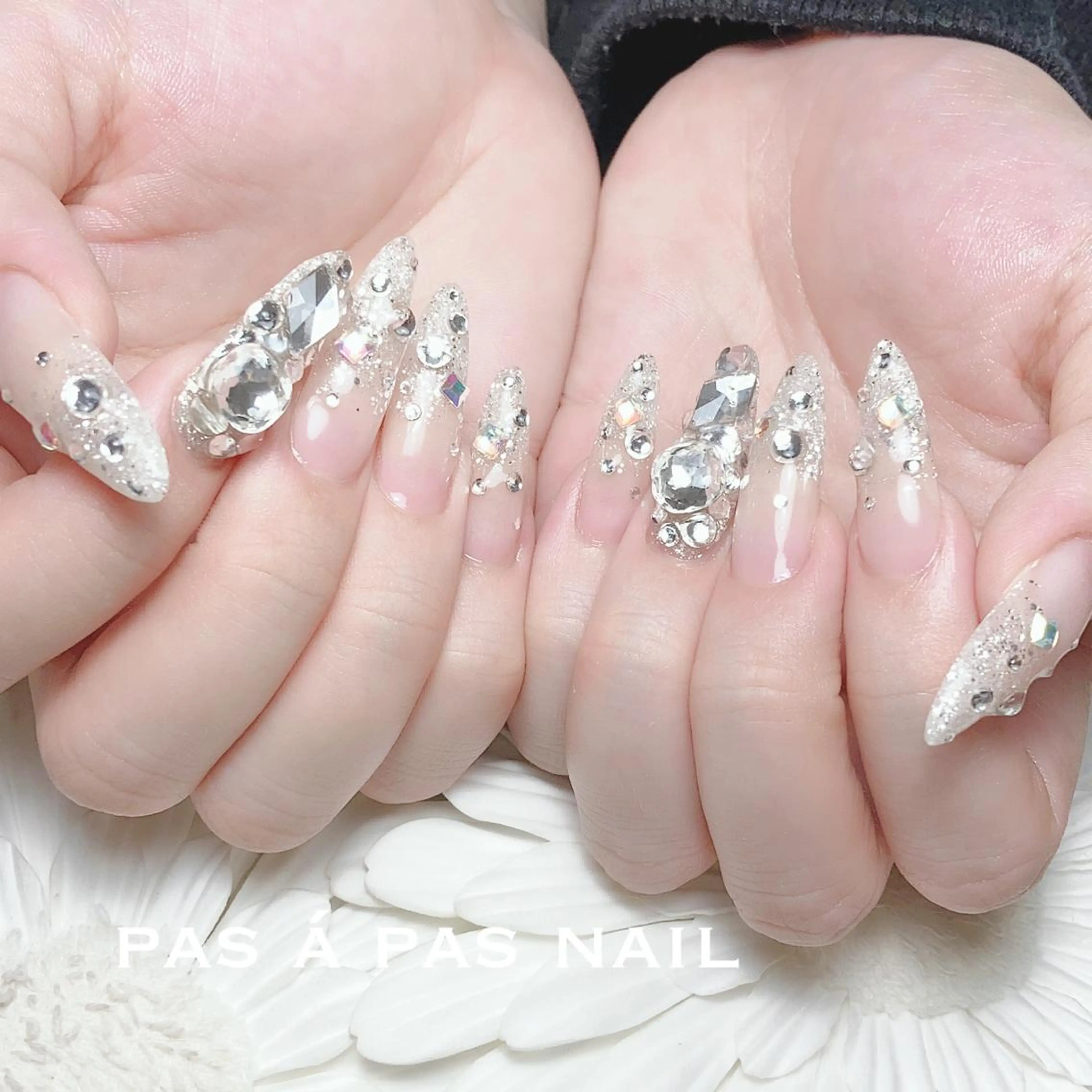 ロング ネイル ハンドネイル Yakko pas á pasのネイルデザイン