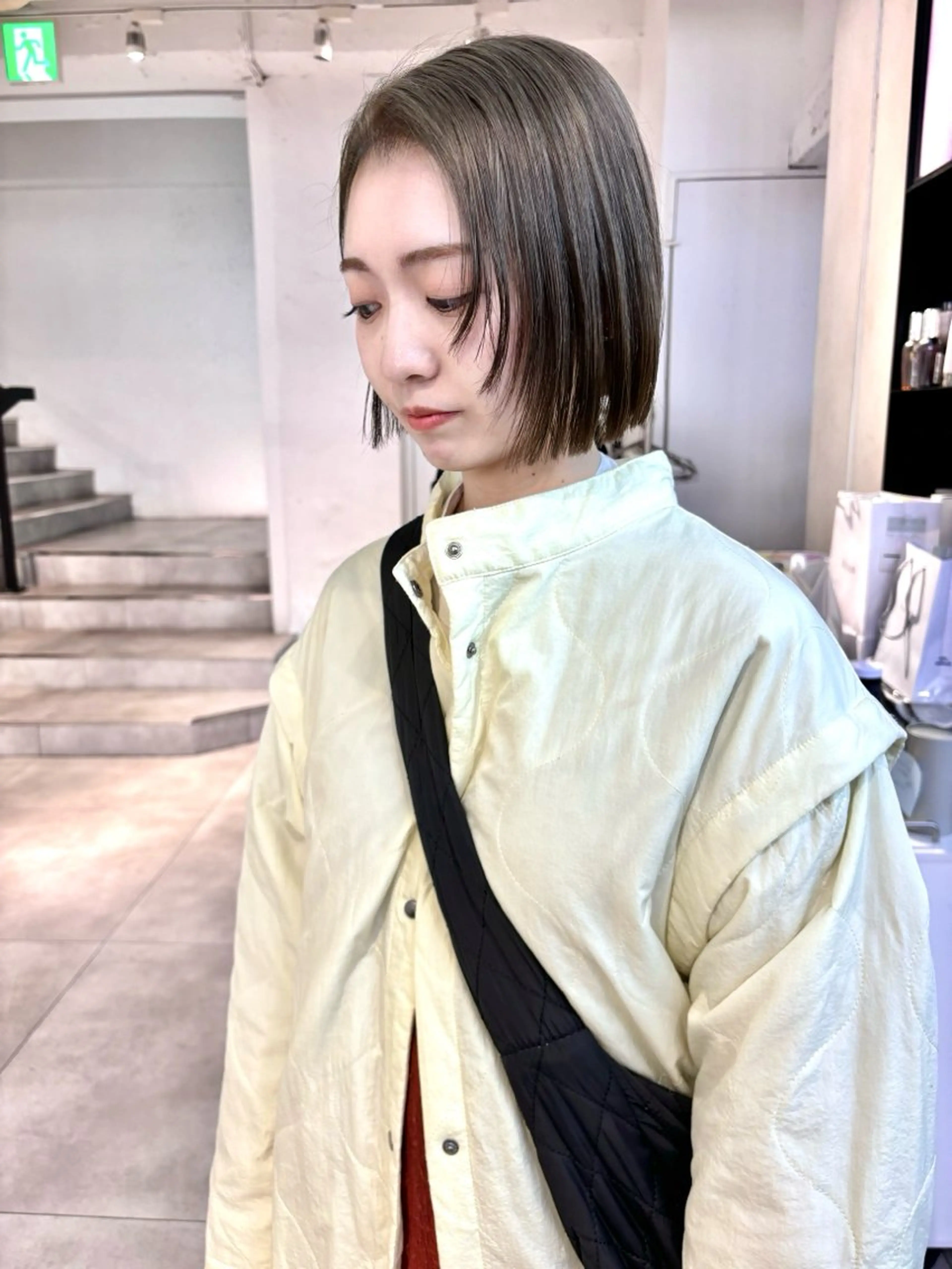 ショート カラー ベージュカラー ブリーチ 透明感カラー オリーブベージュ Kureha/ネイル トレンドヘアのマツエク・マツパデザイン