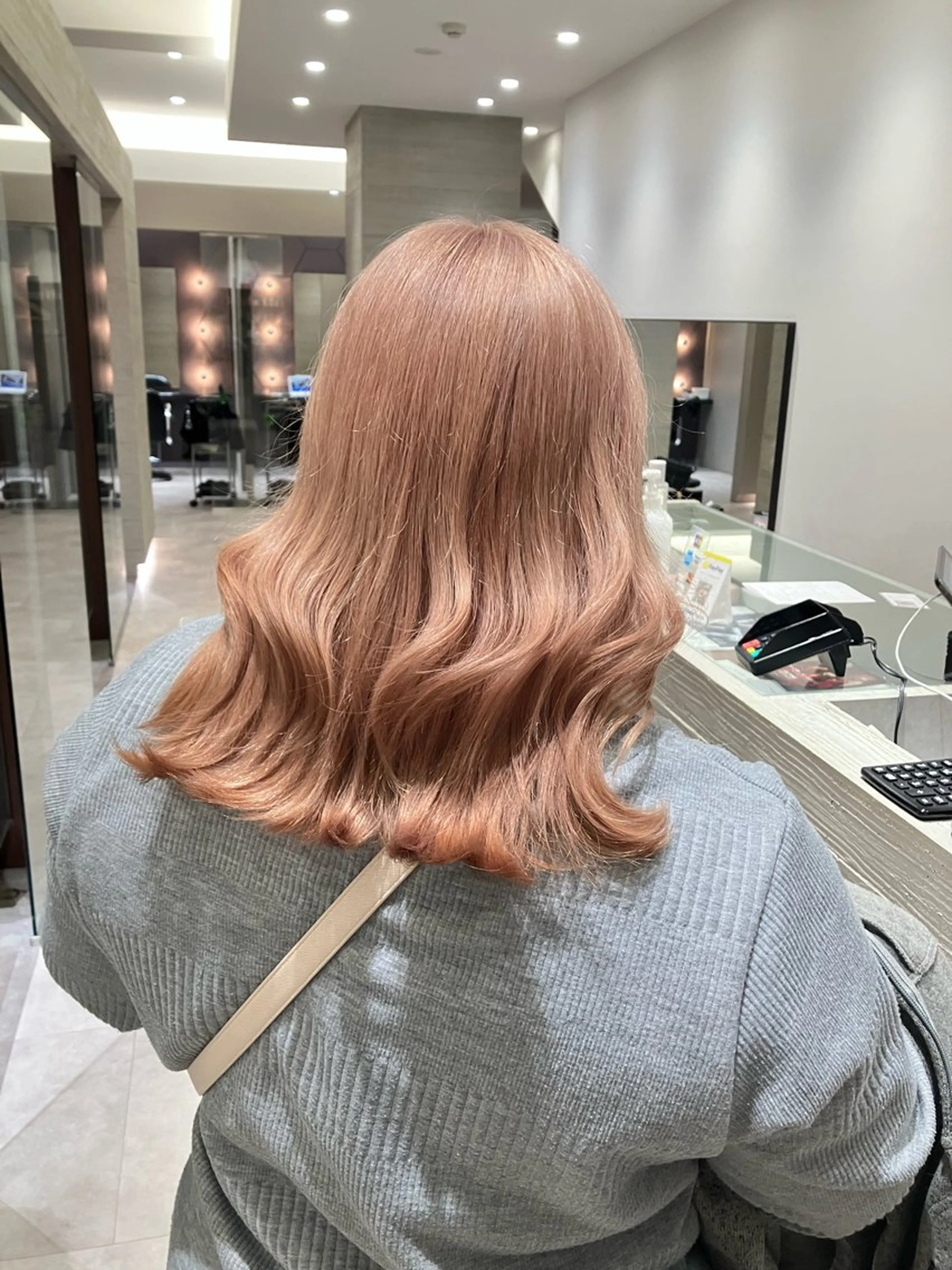 ミディアム カラー ピンクカラー ヘアカラー サキ🤍ハイトーン 🩰くびれ巻きヘアのヘアスタイル