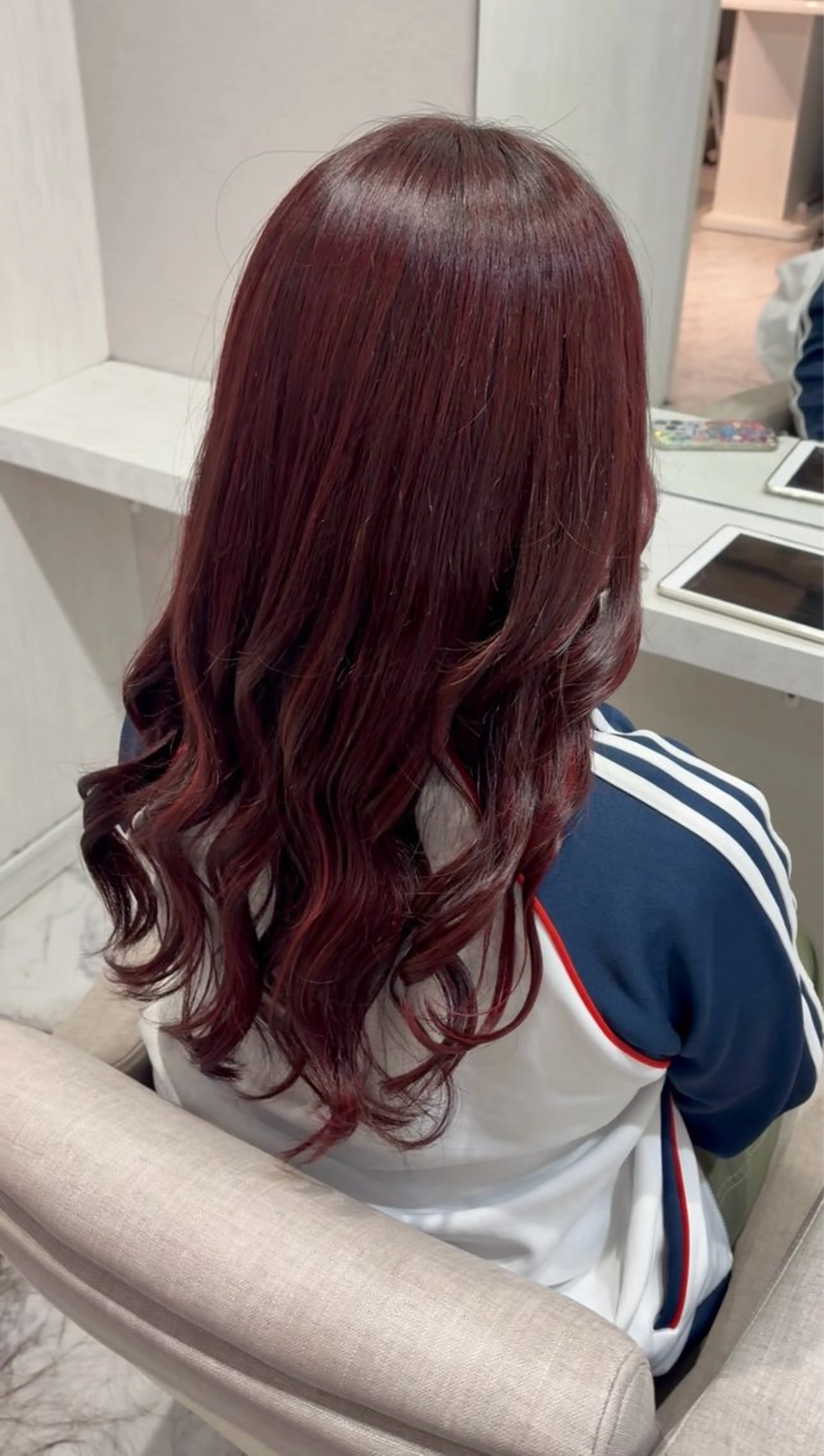 ロング カラー ボルドーカラー 石川 花奈のヘアスタイル