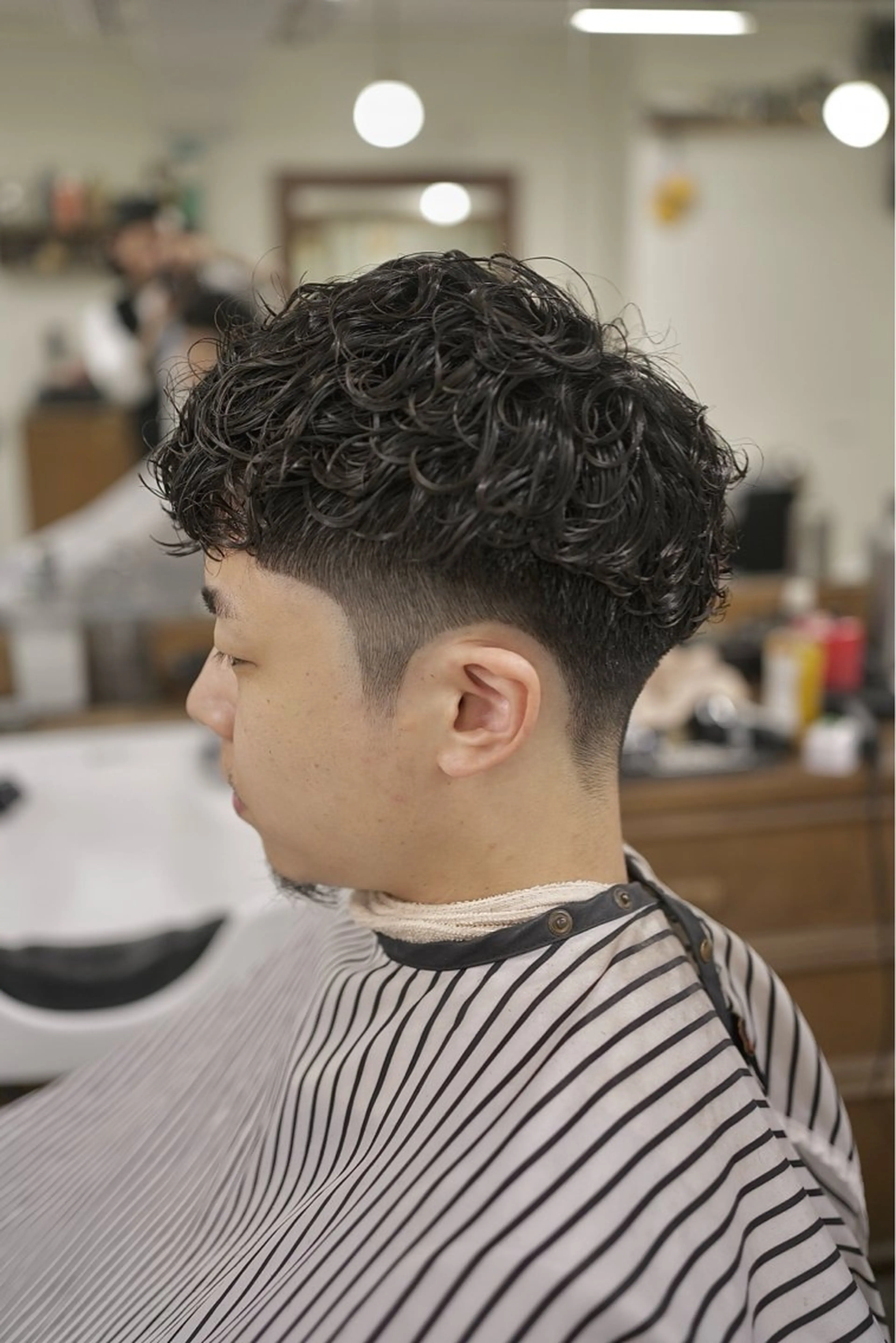 パーマ メンズ フェードカット メンズパーマ スキンフェード メンズツイストパーマ ツイストパーマ カット パーマ ヘアーサロンチョップショップ所属・吉祥寺バーバー takumiのヘアスタイル