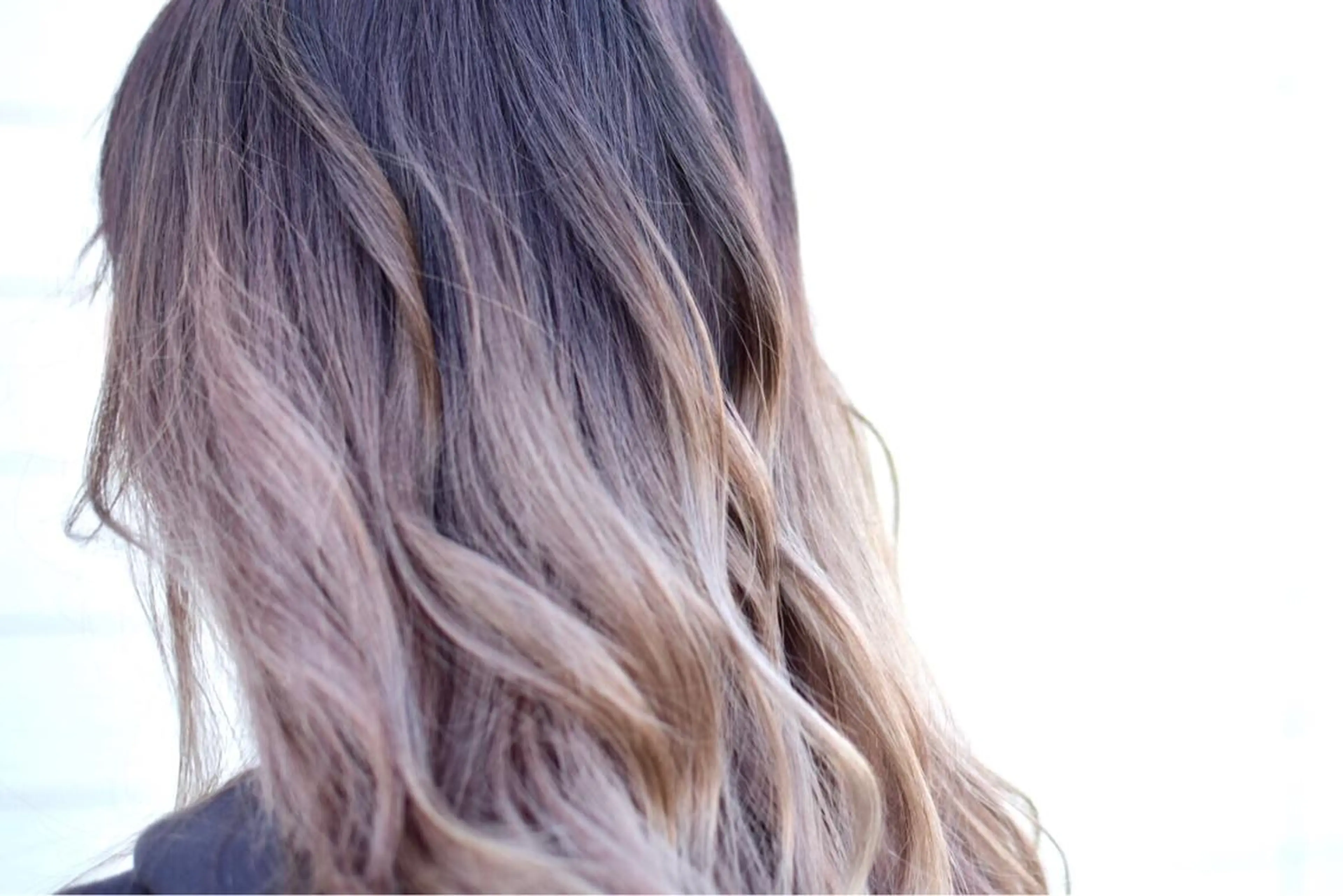 セミロング カラー バレイヤージュ レイヤーカット 信原 獎人のヘアスタイル