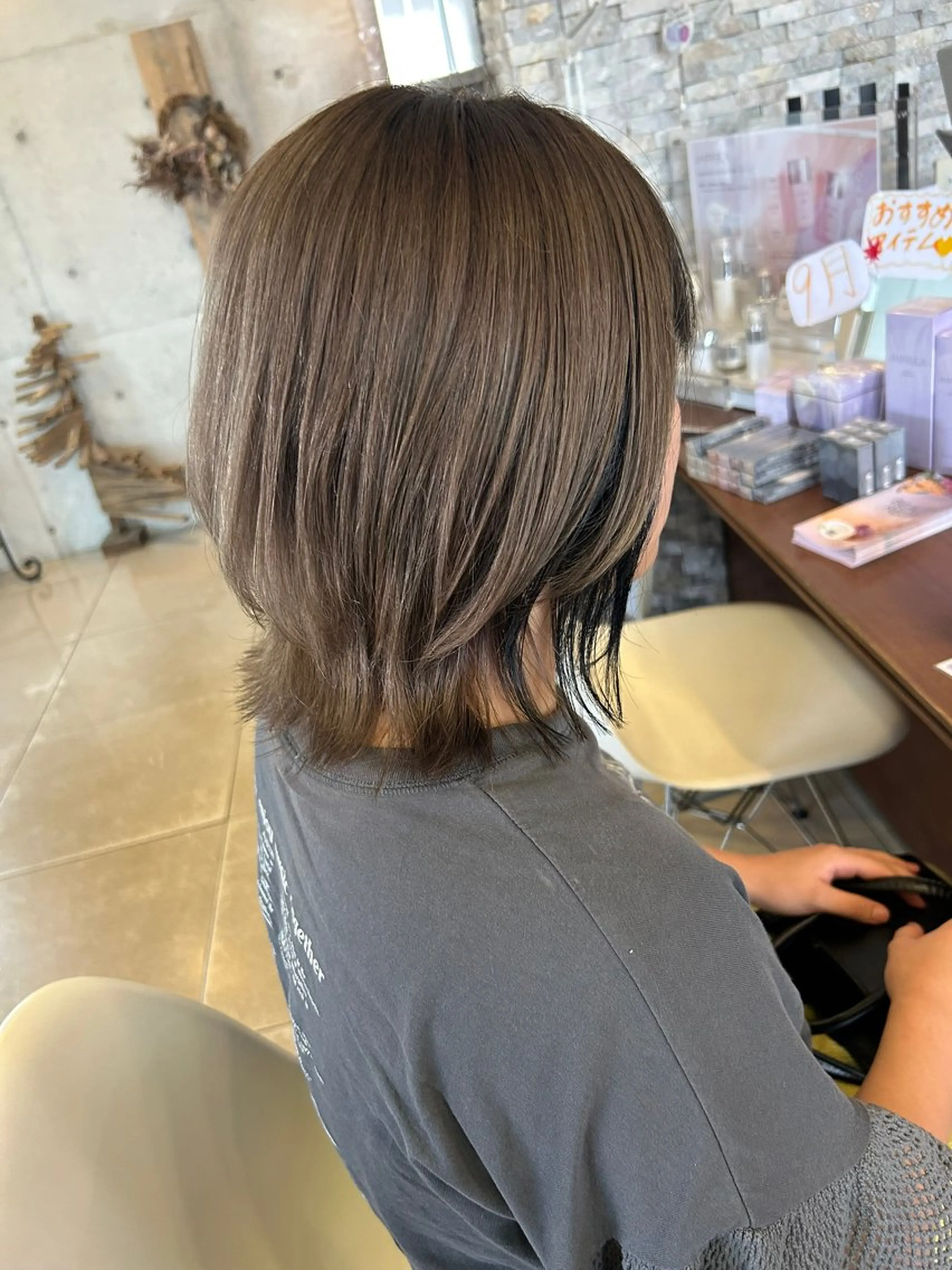 ミディアム カラー 丸山 莉世のヘアスタイル